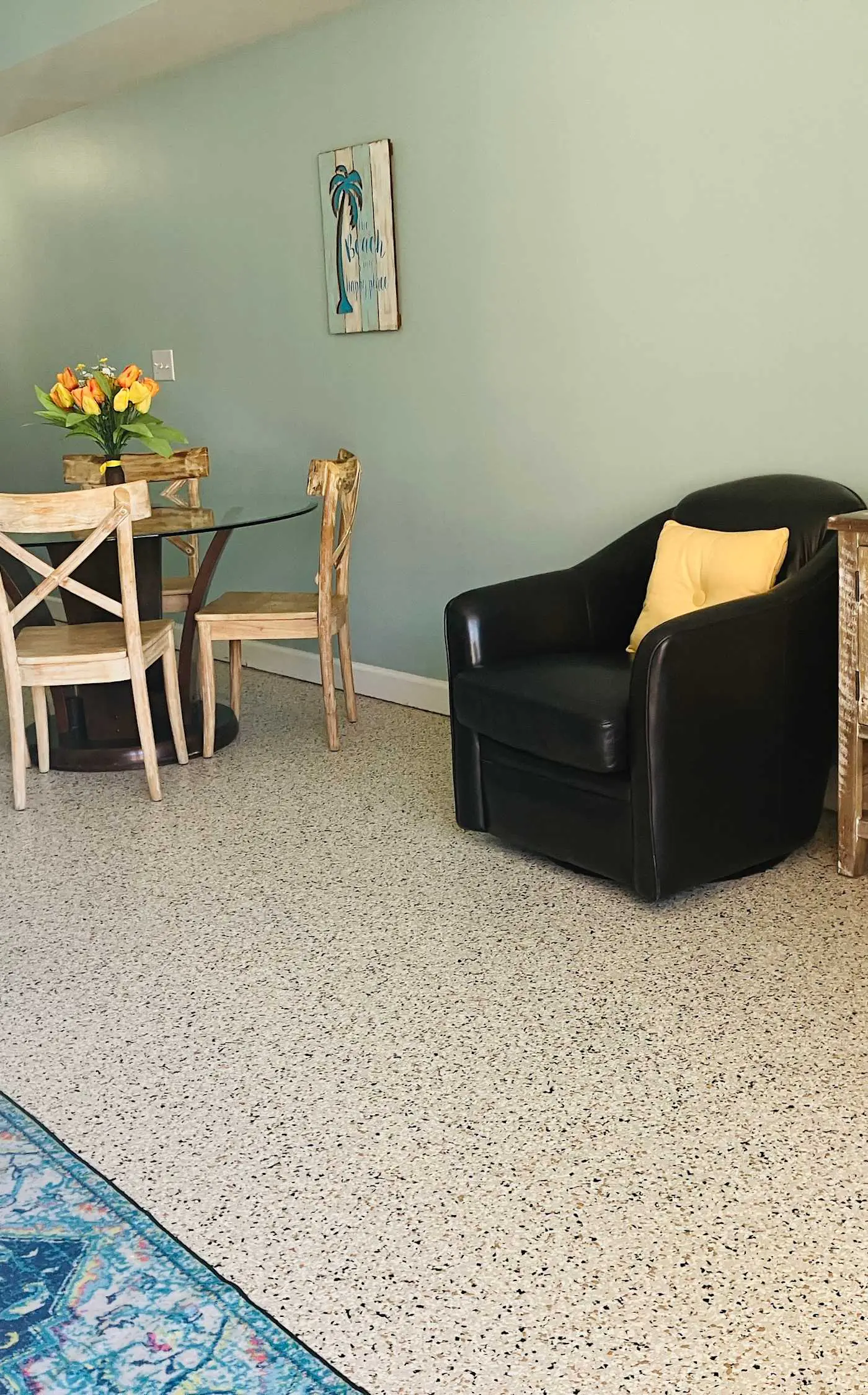 Beachview Condo with full kitchen, shared pool and beach access