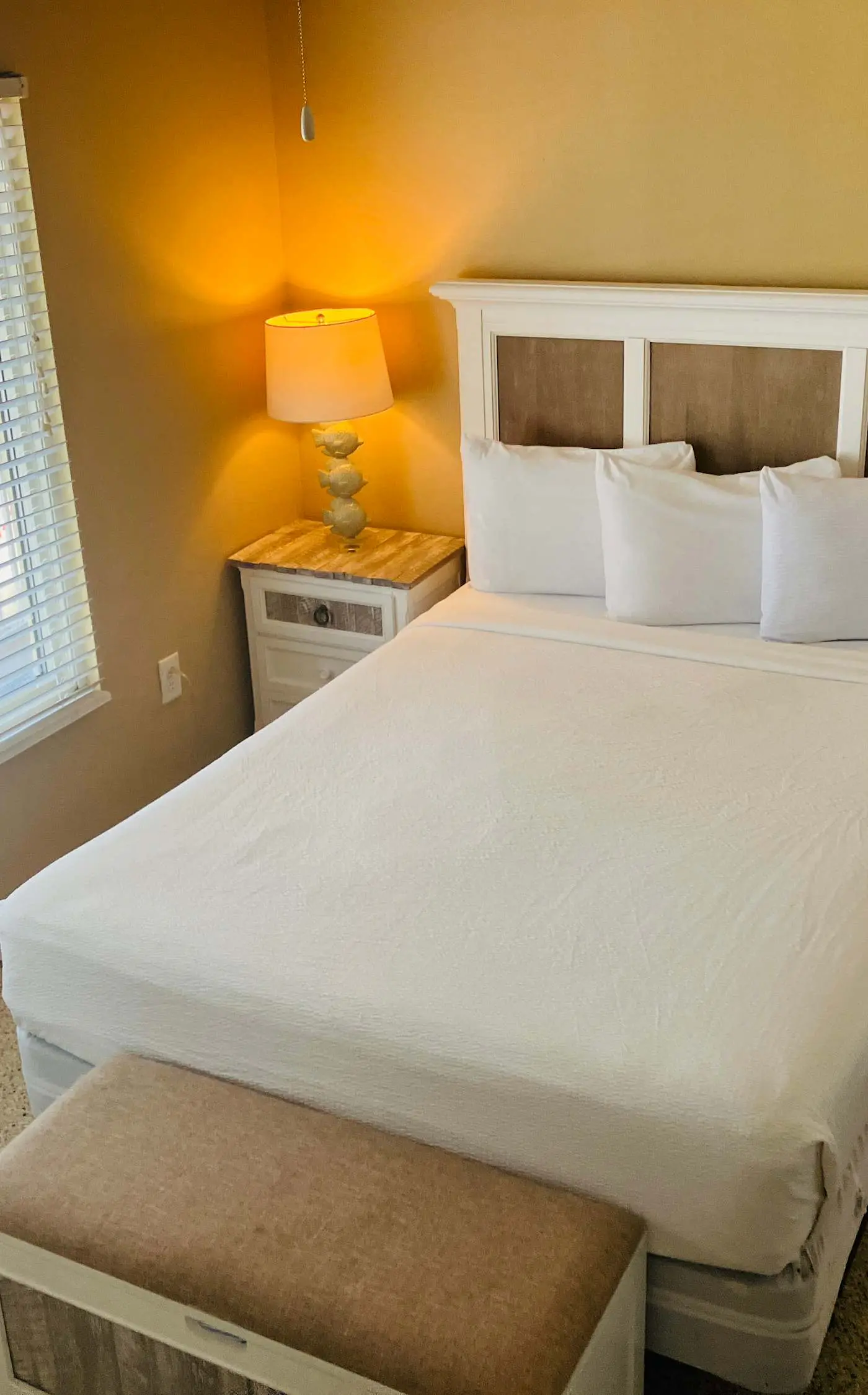 Beachview Condo with full kitchen, shared pool and beach access