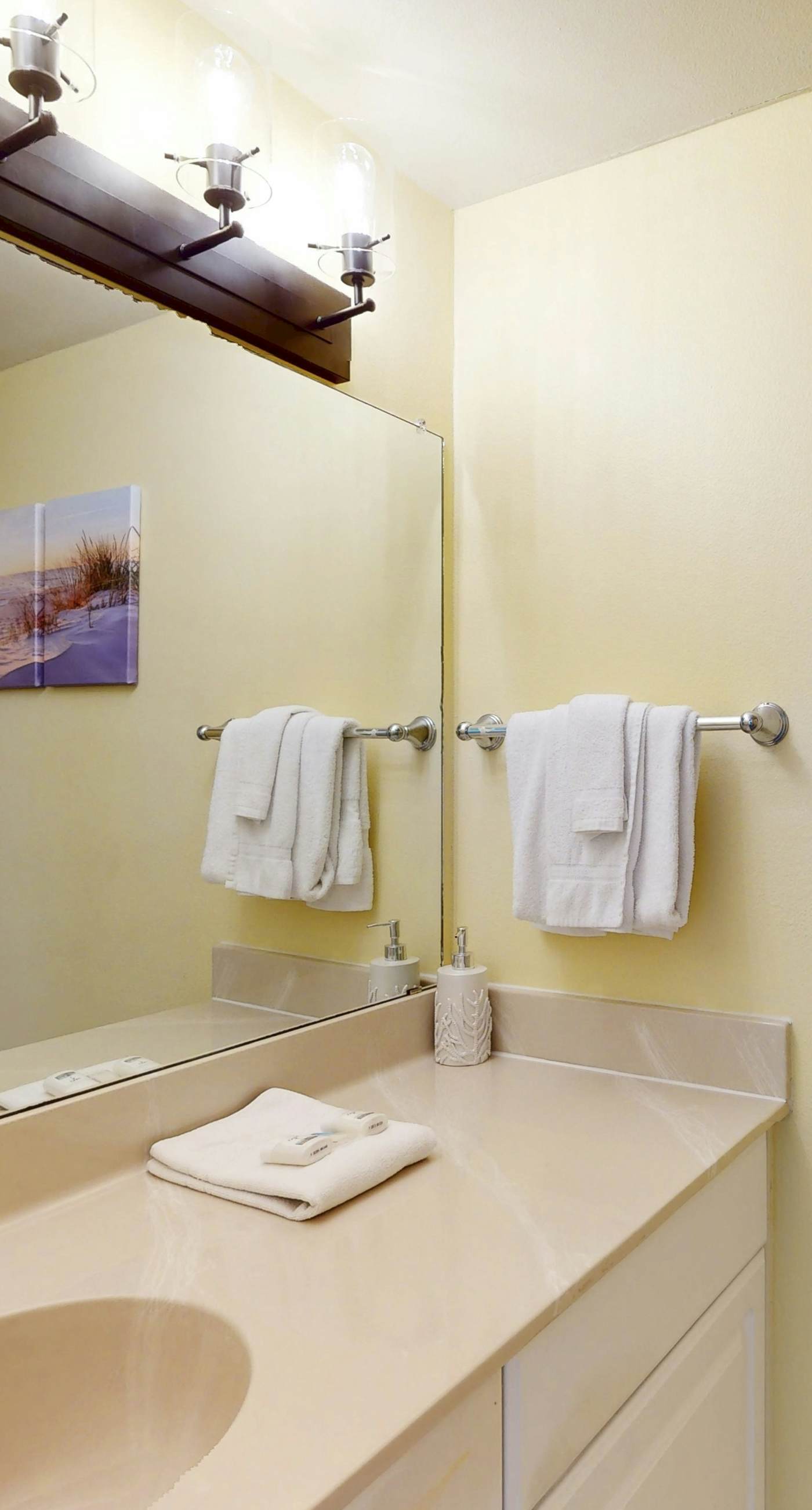 Beachfront condo with Gulf views, pools, hot tubs, sauna, & fitness center