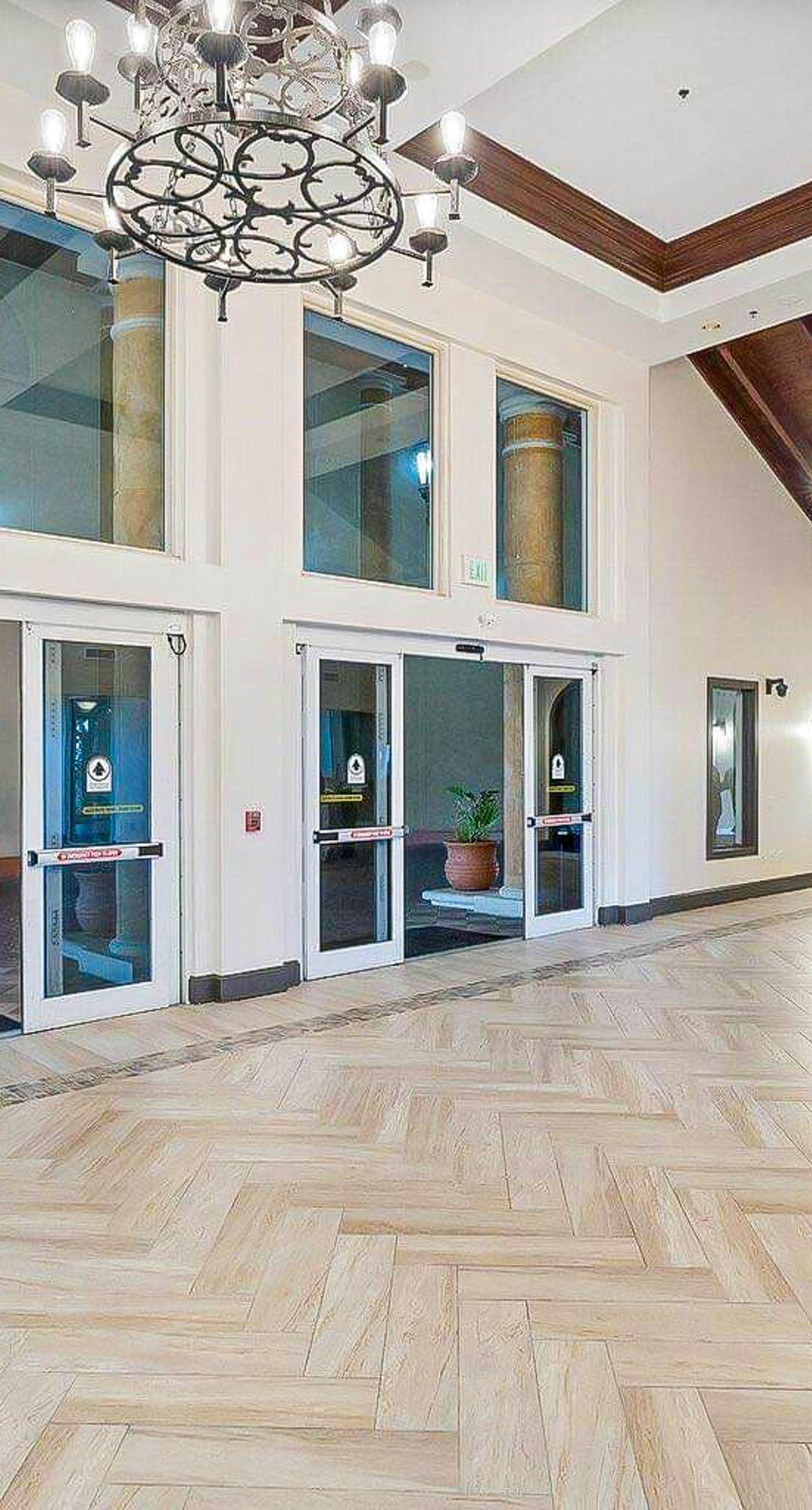 Beachfront condo with Gulf views, pools, hot tubs, sauna, & fitness center