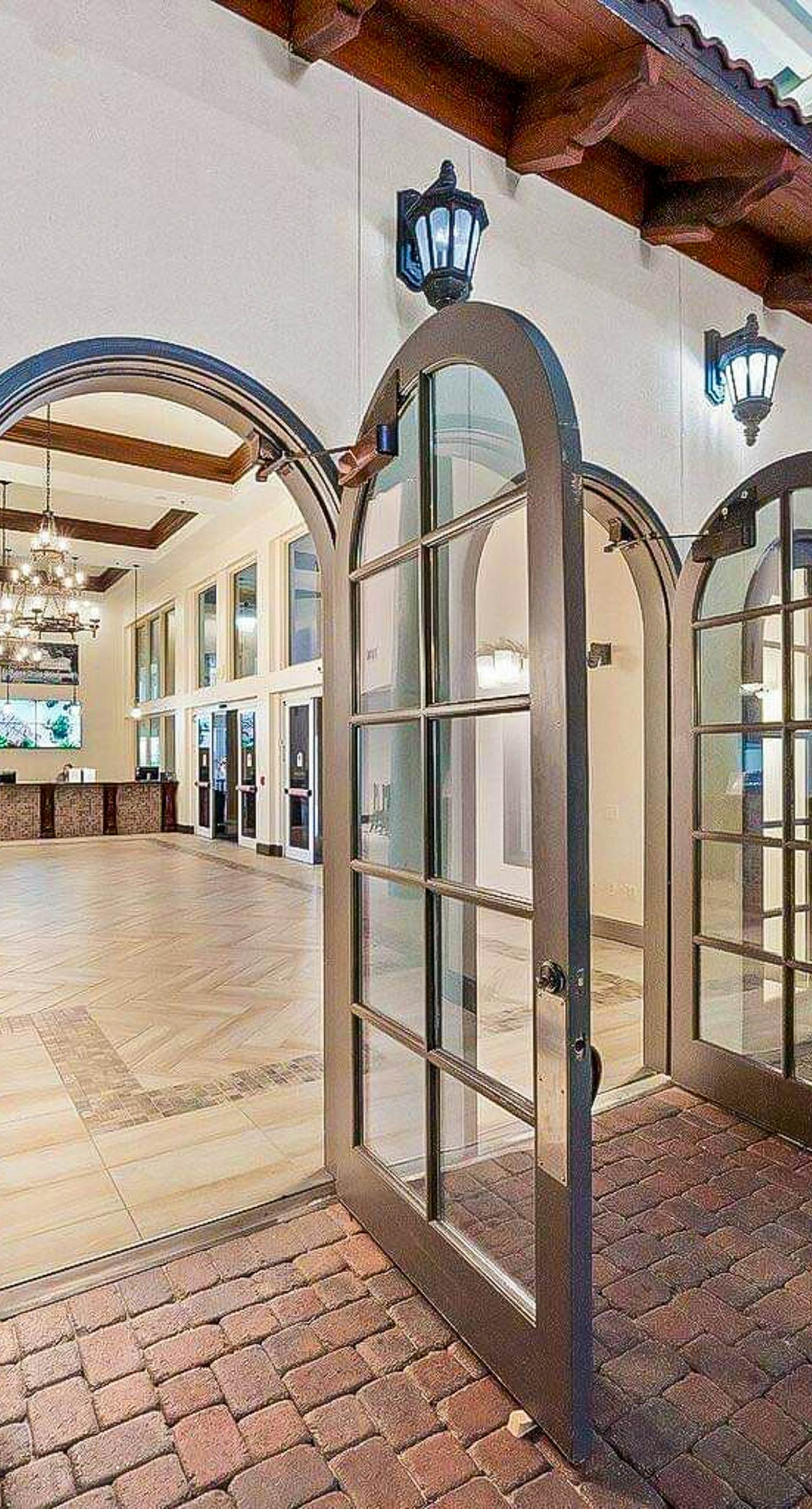 Beachfront condo with Gulf views, pools, hot tubs, sauna, & fitness center