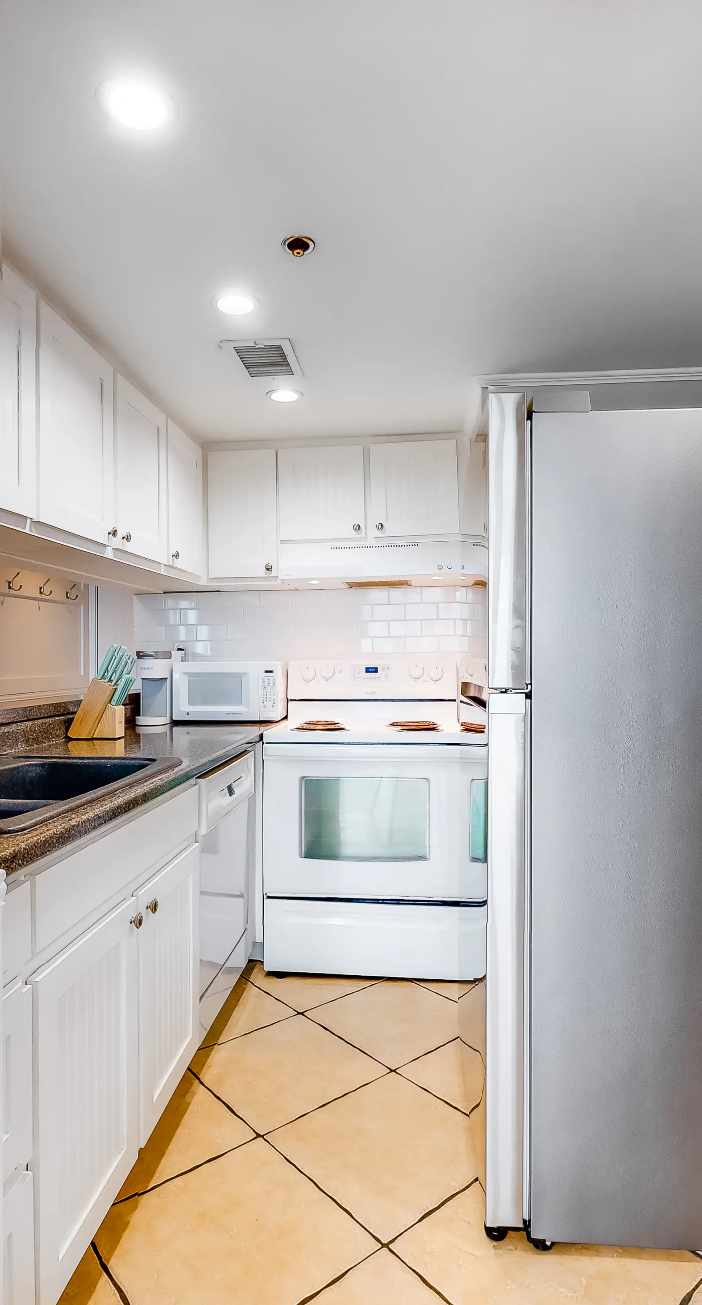 Gulf-front, 10th-floor condo with gorgeous views, AC, fast WiFi, pools, & tennis