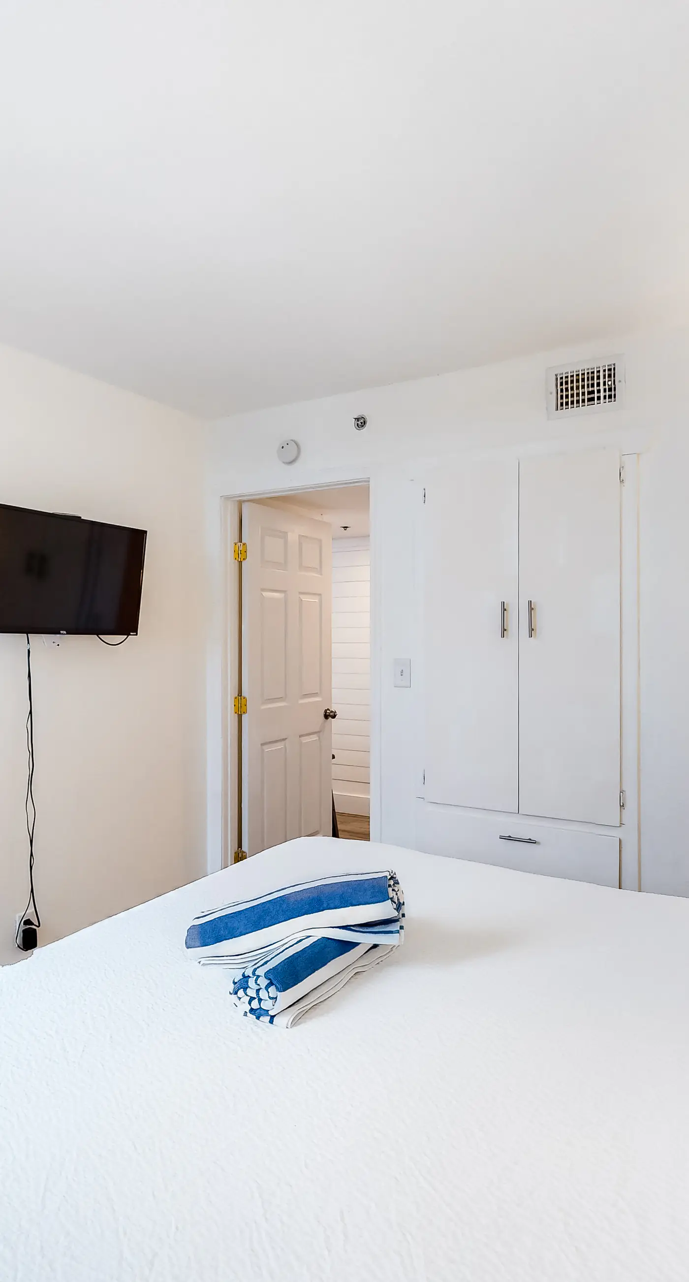 Beachfront condo with a private balcony, three pools, tennis, & picnic area