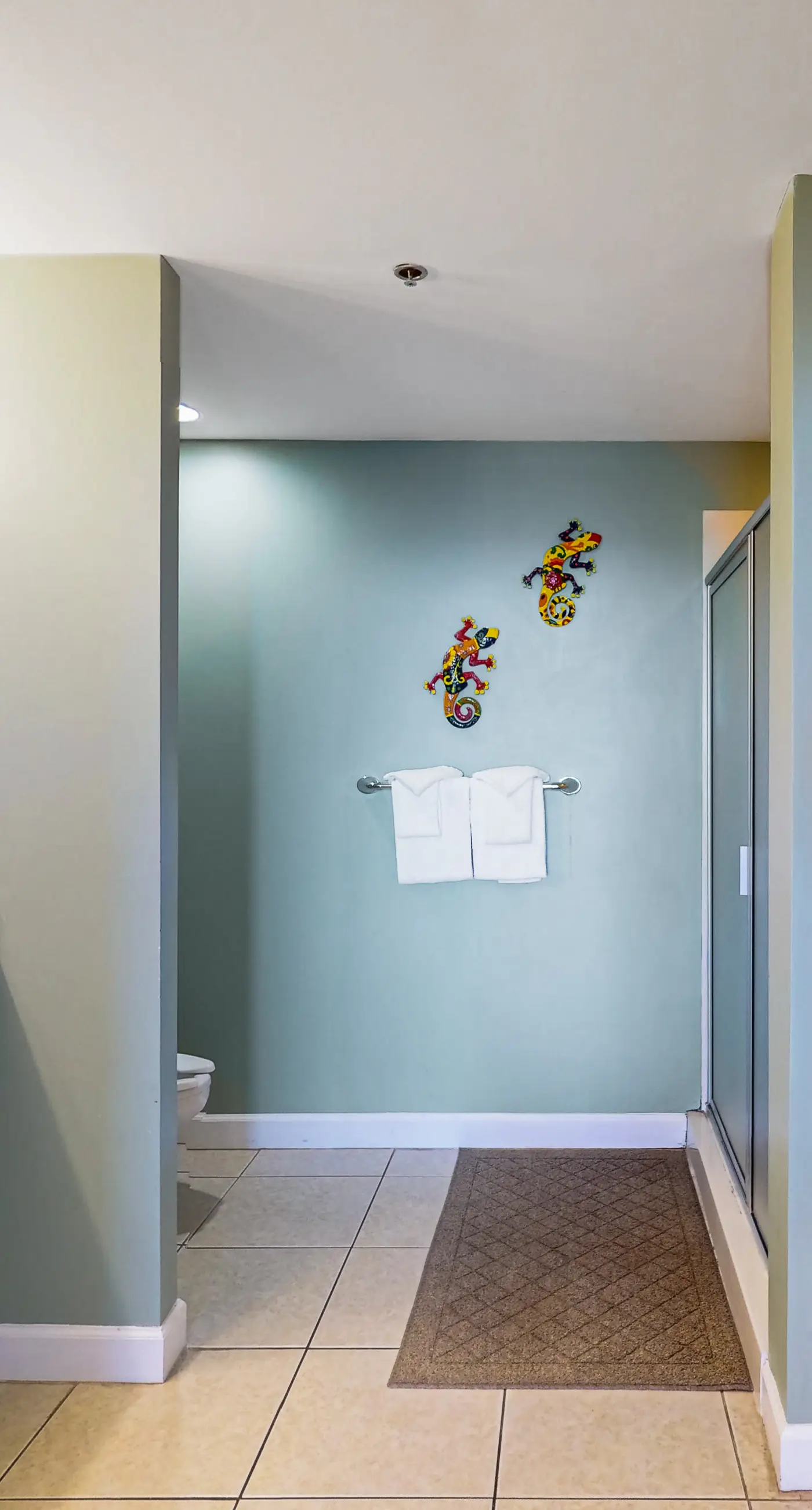 Lovely beachfront resort condo with waterpark, pools, hot tub & beach access