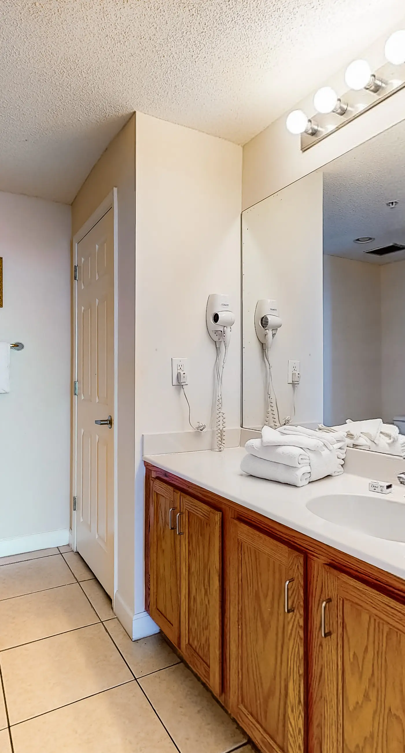 Waterfront condo with grills, pool & fitness center - walk to the beach
