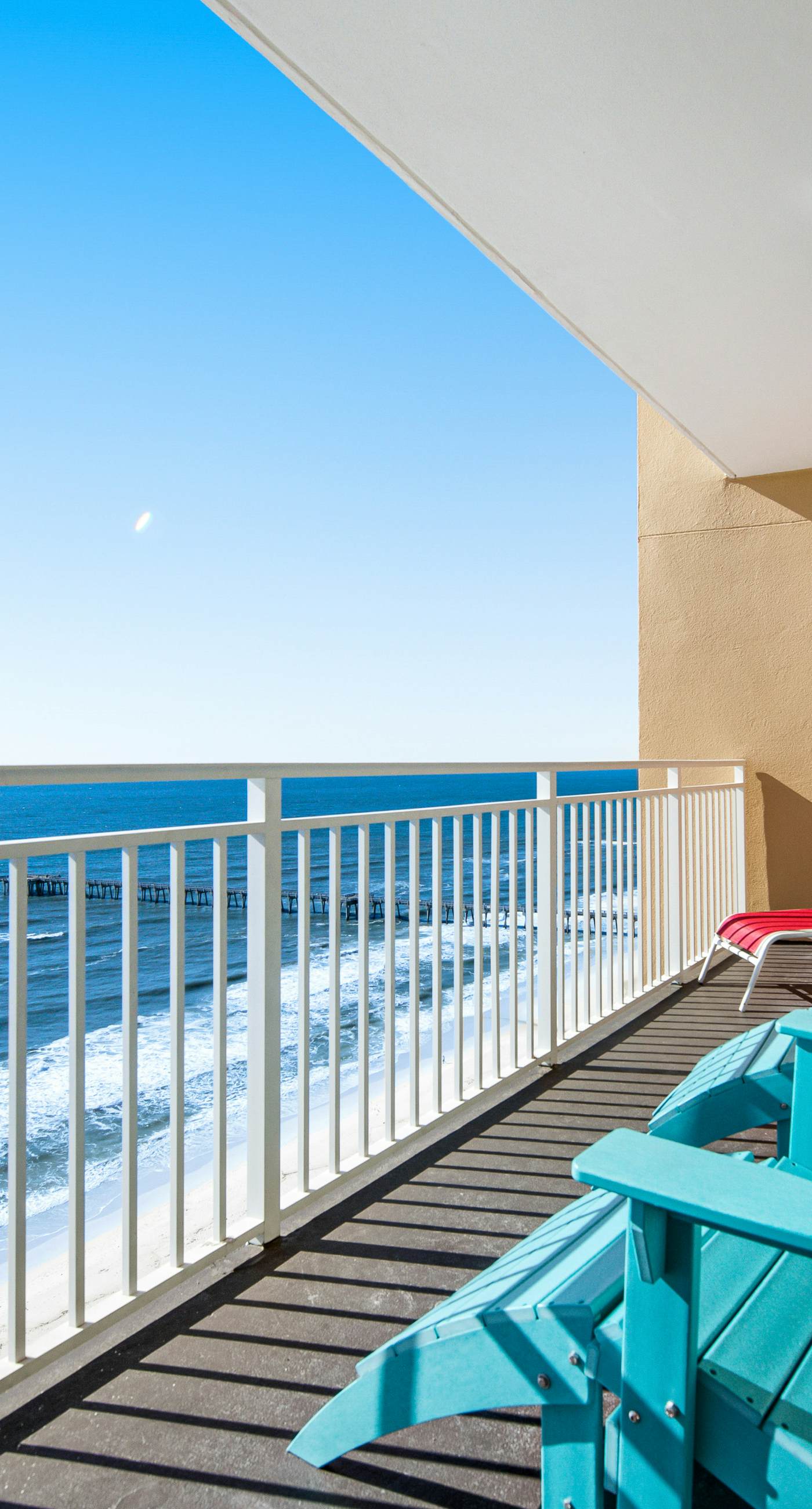 Beachfront condo with amazing balcony views, pool & complimentary beach chairs