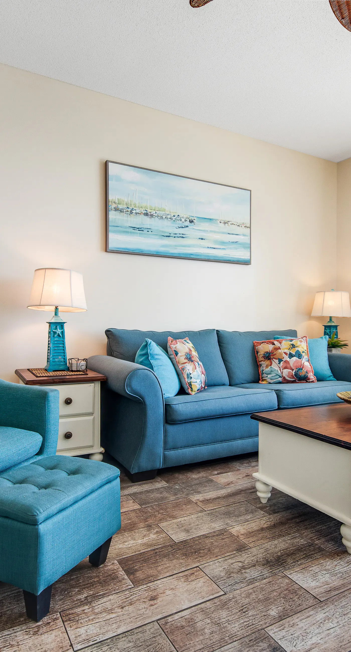 Beachfront condo with amazing balcony views, pool & complimentary beach chairs