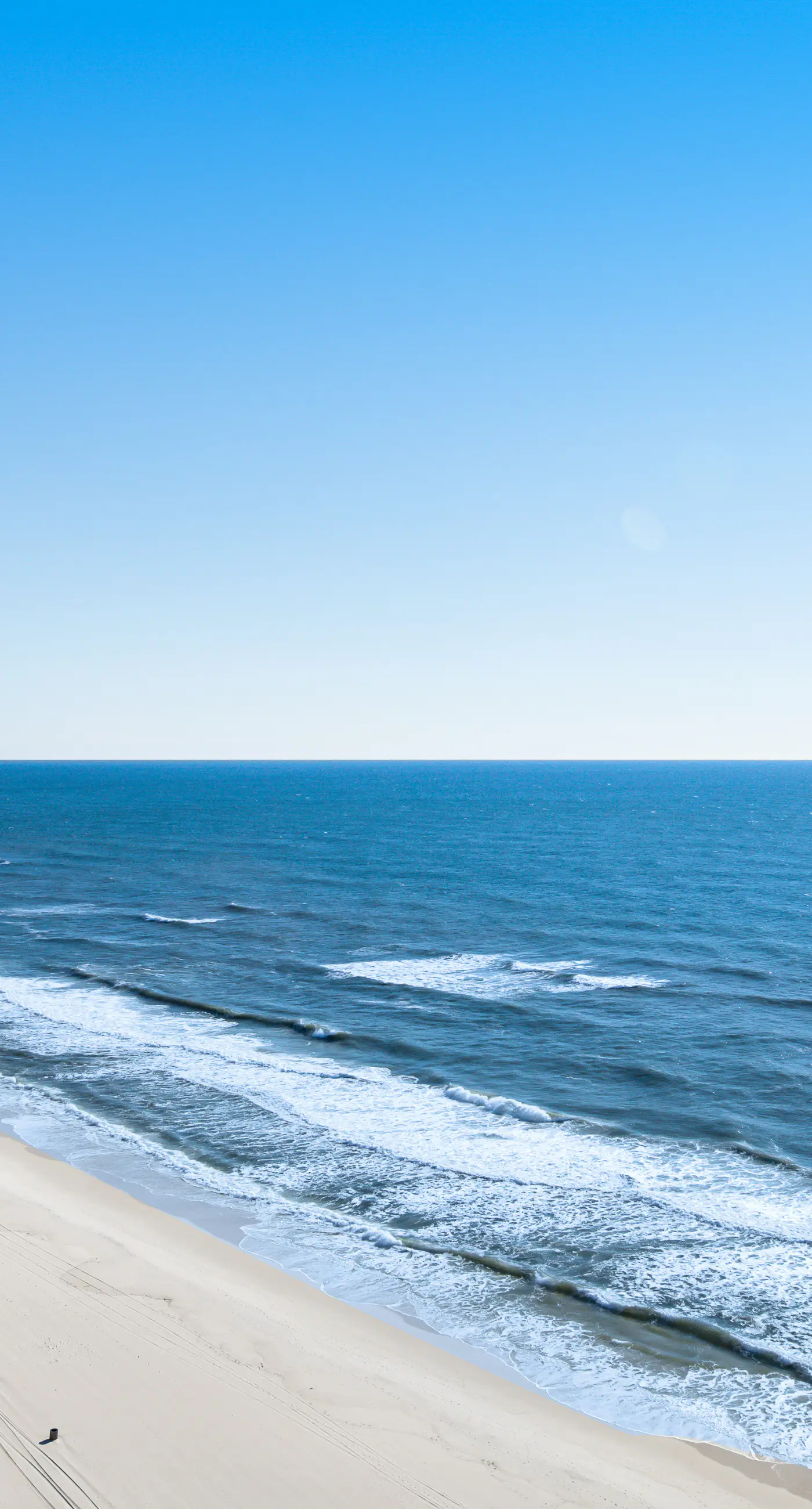 Beachfront condo with amazing balcony views, pool & complimentary beach chairs