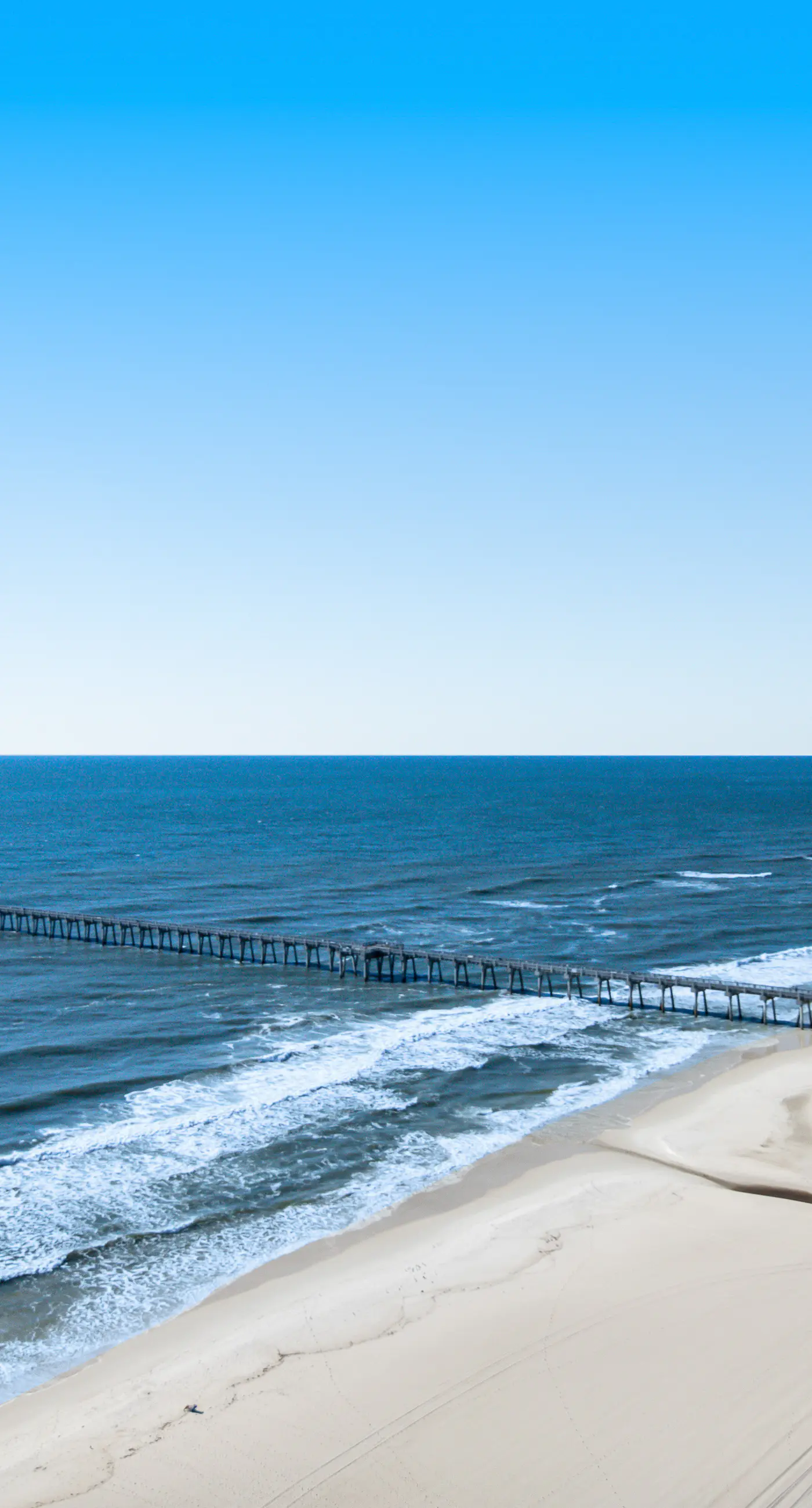 Beachfront condo with amazing balcony views, pool & complimentary beach chairs