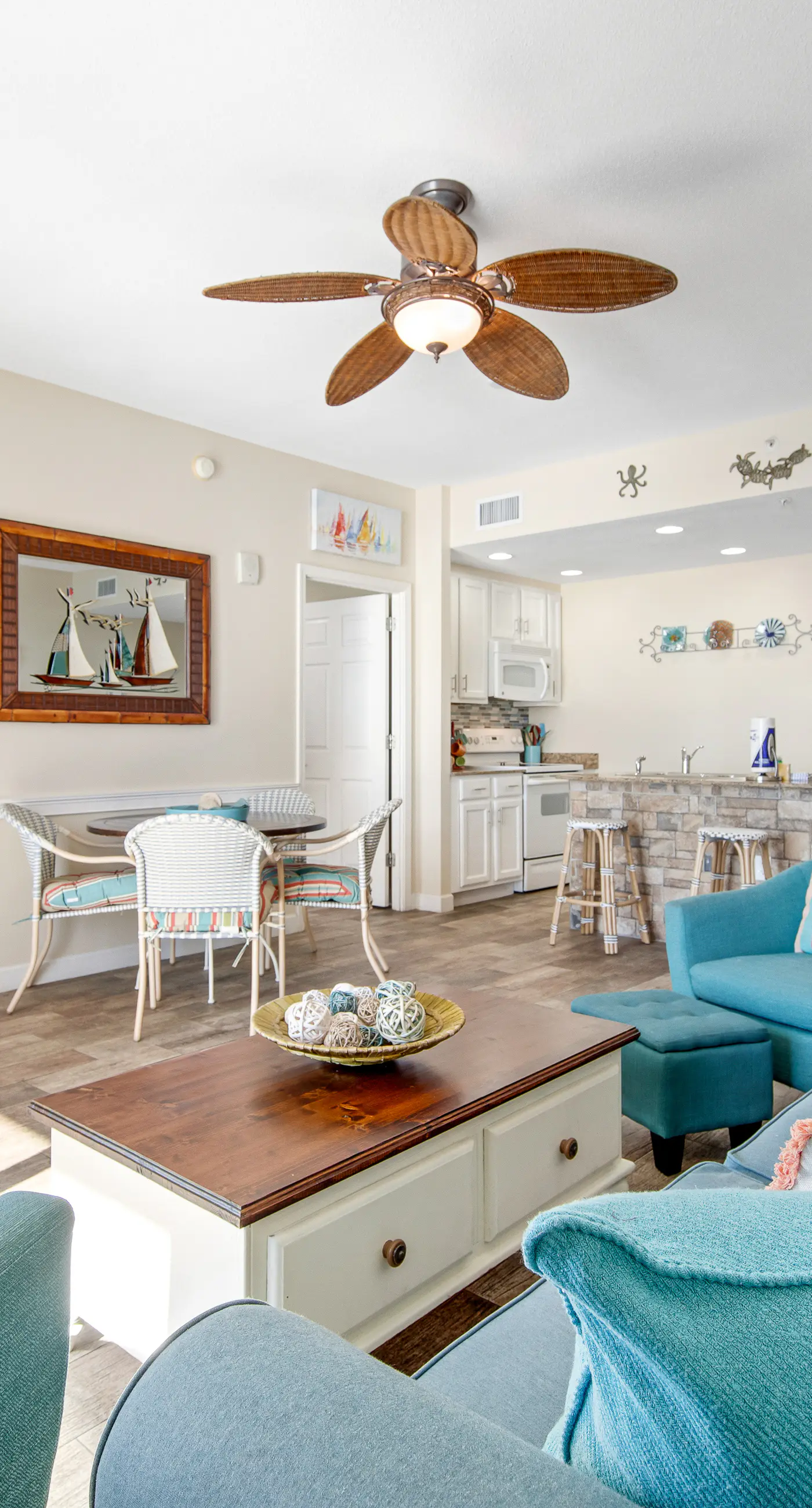 Beachfront condo with amazing balcony views, pool & complimentary beach chairs