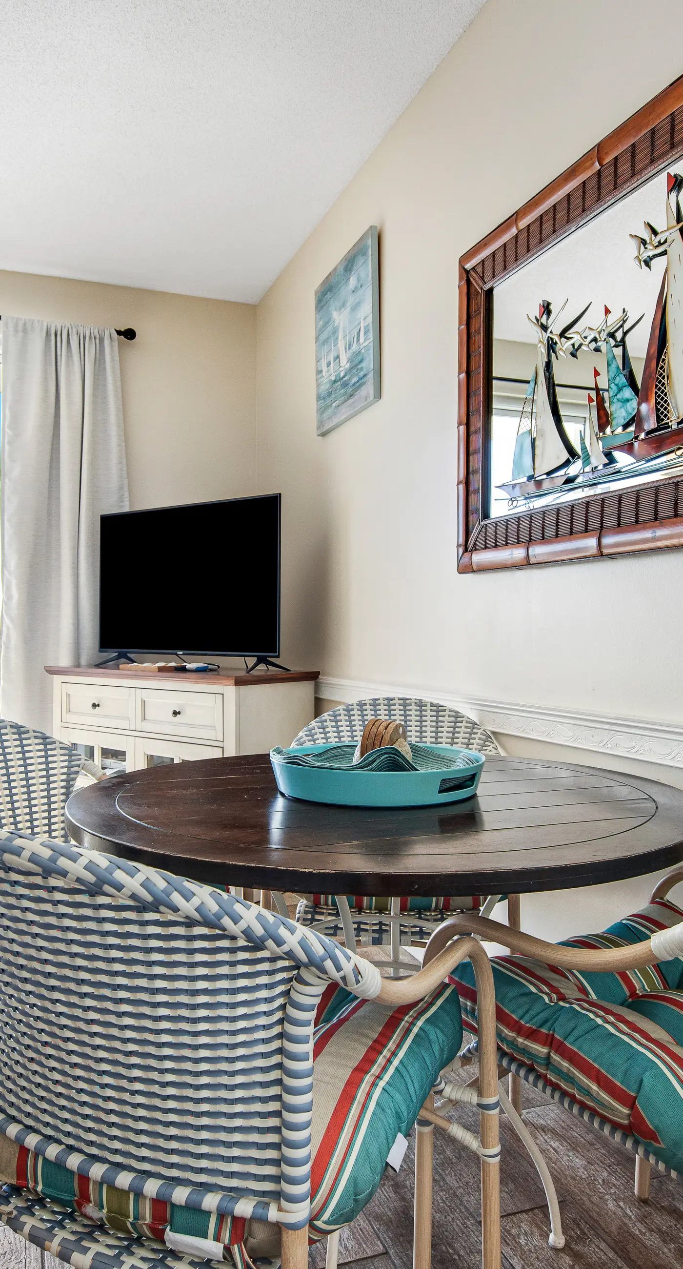 Beachfront condo with amazing balcony views, pool & complimentary beach chairs