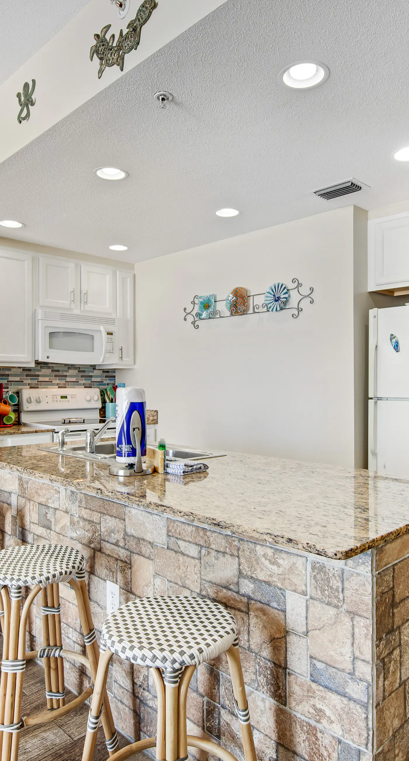 Beachfront condo with amazing balcony views, pool & complimentary beach chairs