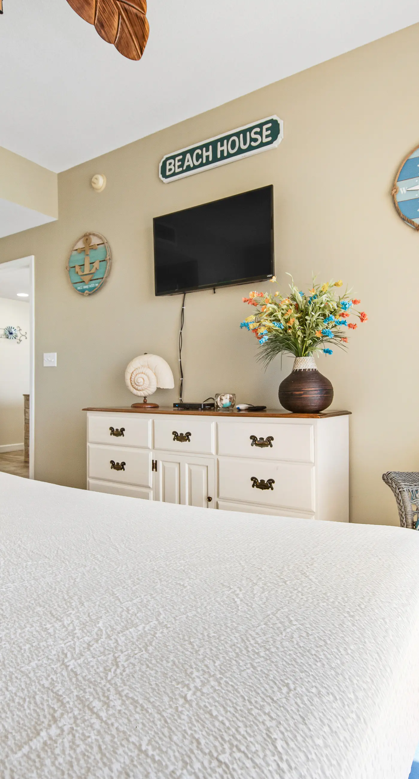 Beachfront condo with amazing balcony views, pool & complimentary beach chairs