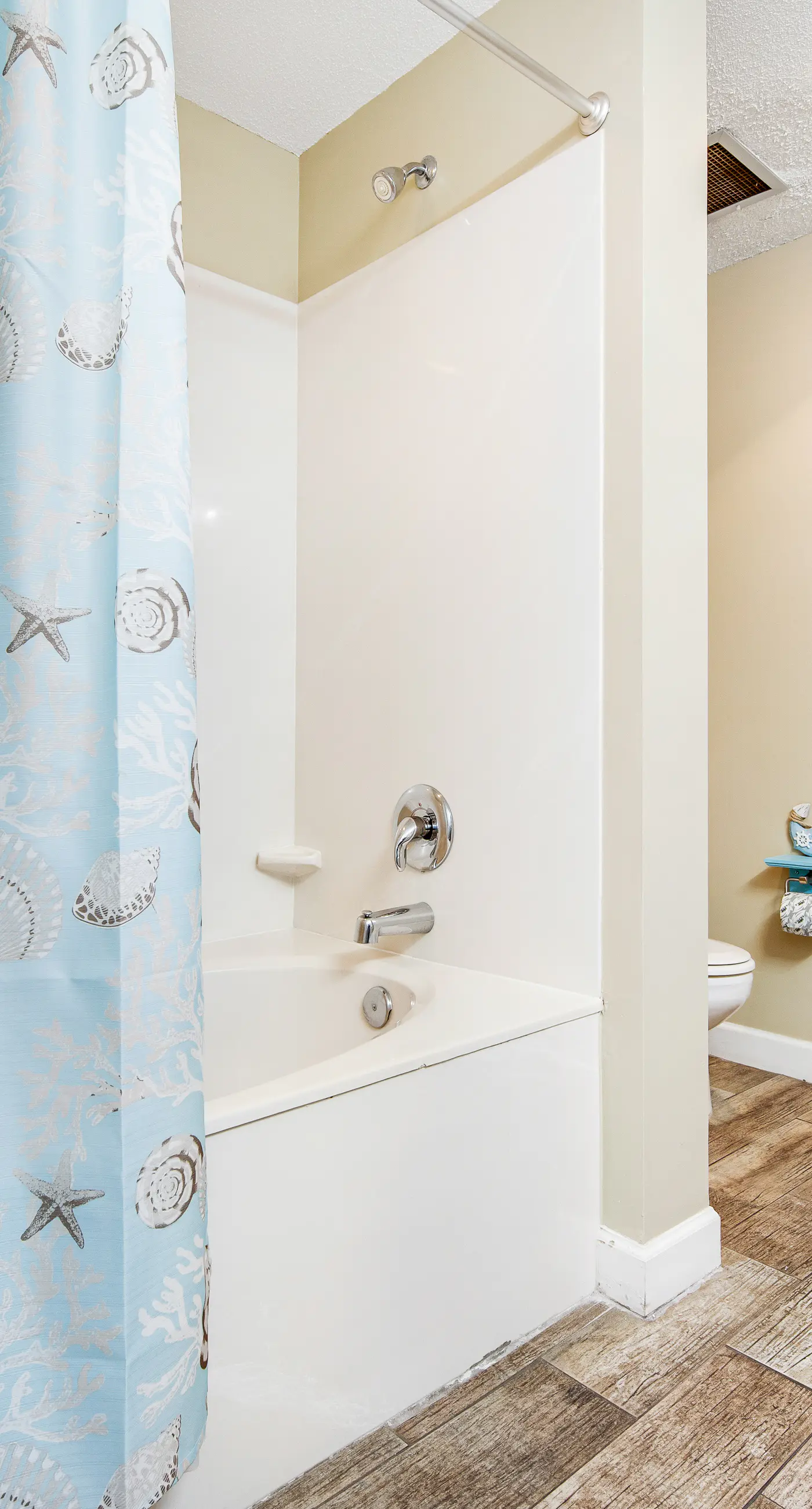 Beachfront condo with amazing balcony views, pool & complimentary beach chairs