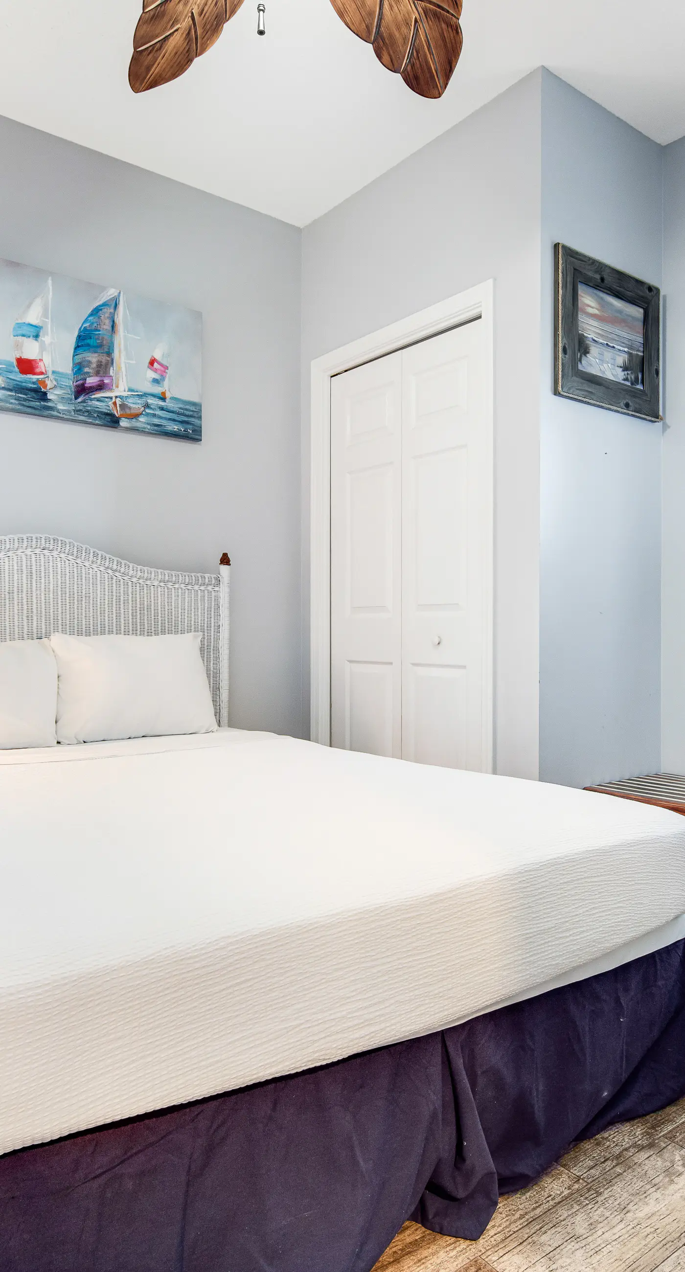 Beachfront condo with amazing balcony views, pool & complimentary beach chairs