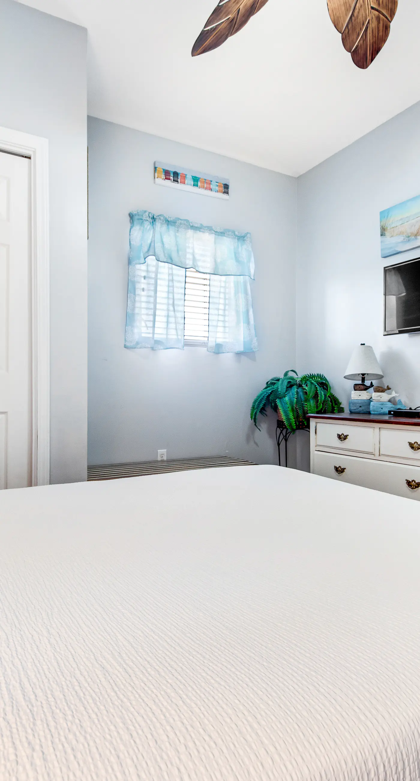 Beachfront condo with amazing balcony views, pool & complimentary beach chairs