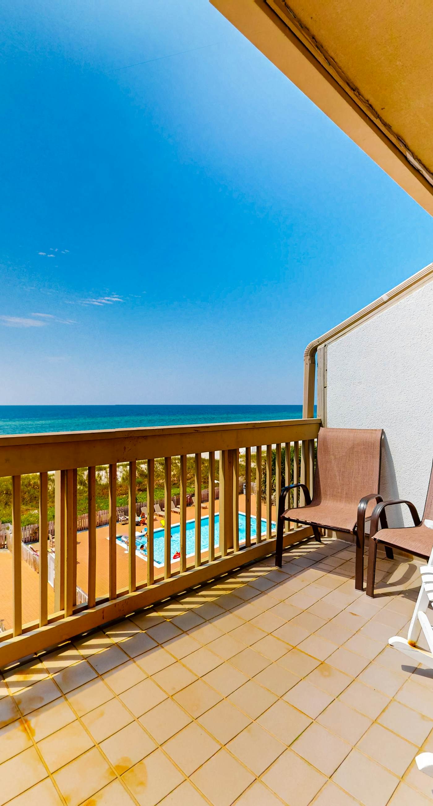 Gulf-facing getaway on the beach w/ balcony view & shared pool