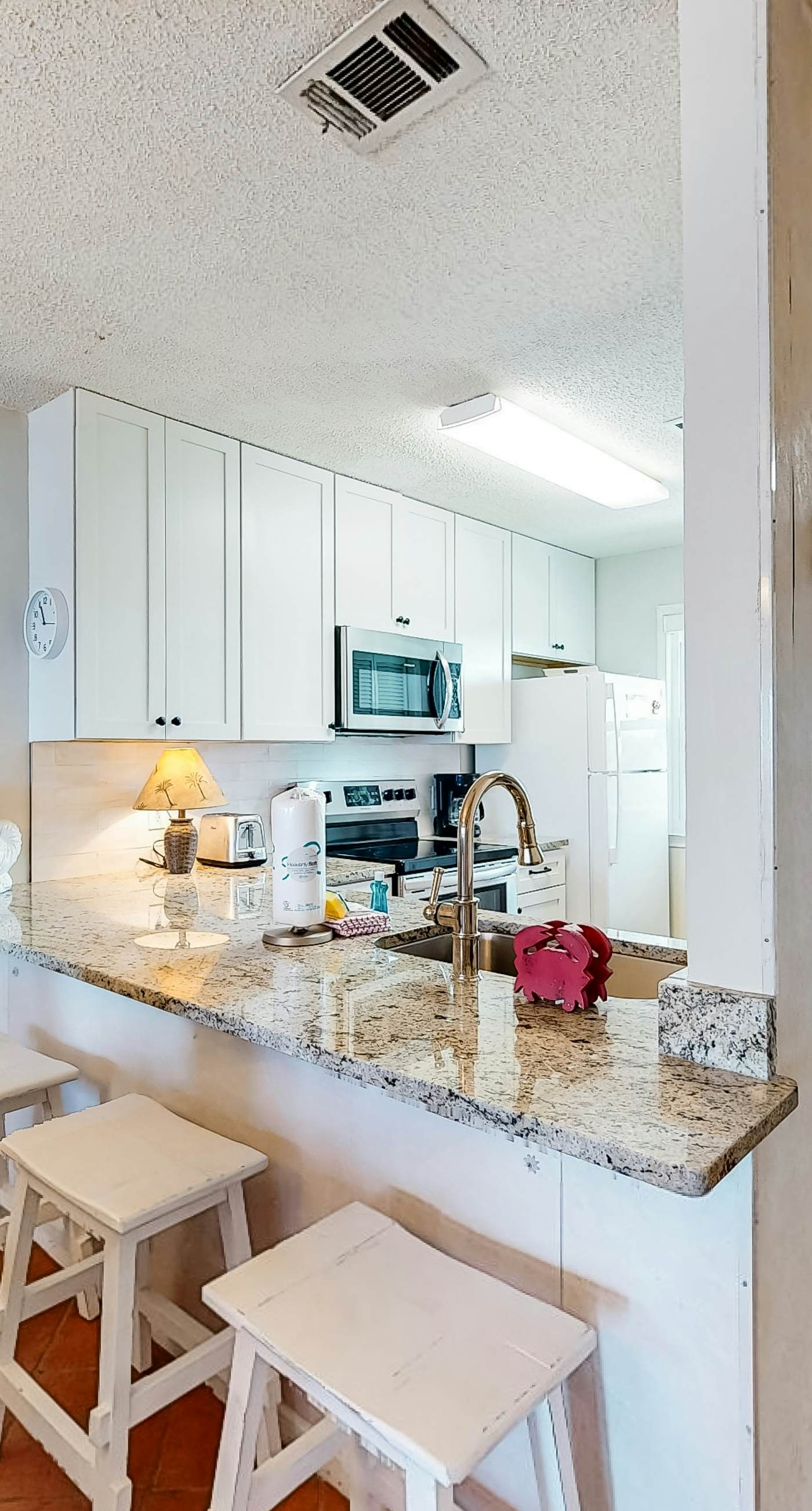 Gulf-facing getaway on the beach w/ balcony view & shared pool