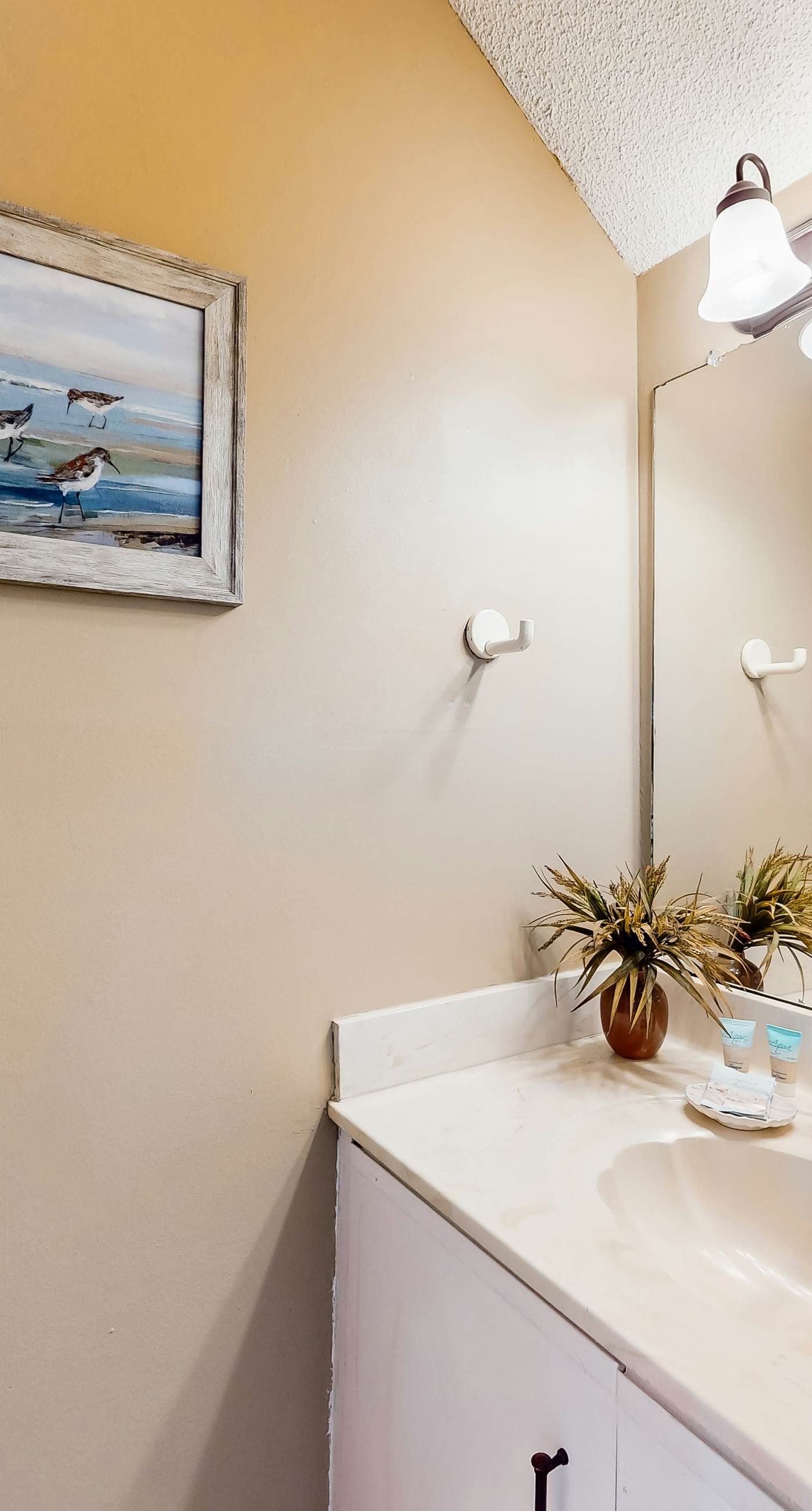 Gulf-facing getaway on the beach w/ balcony view & shared pool