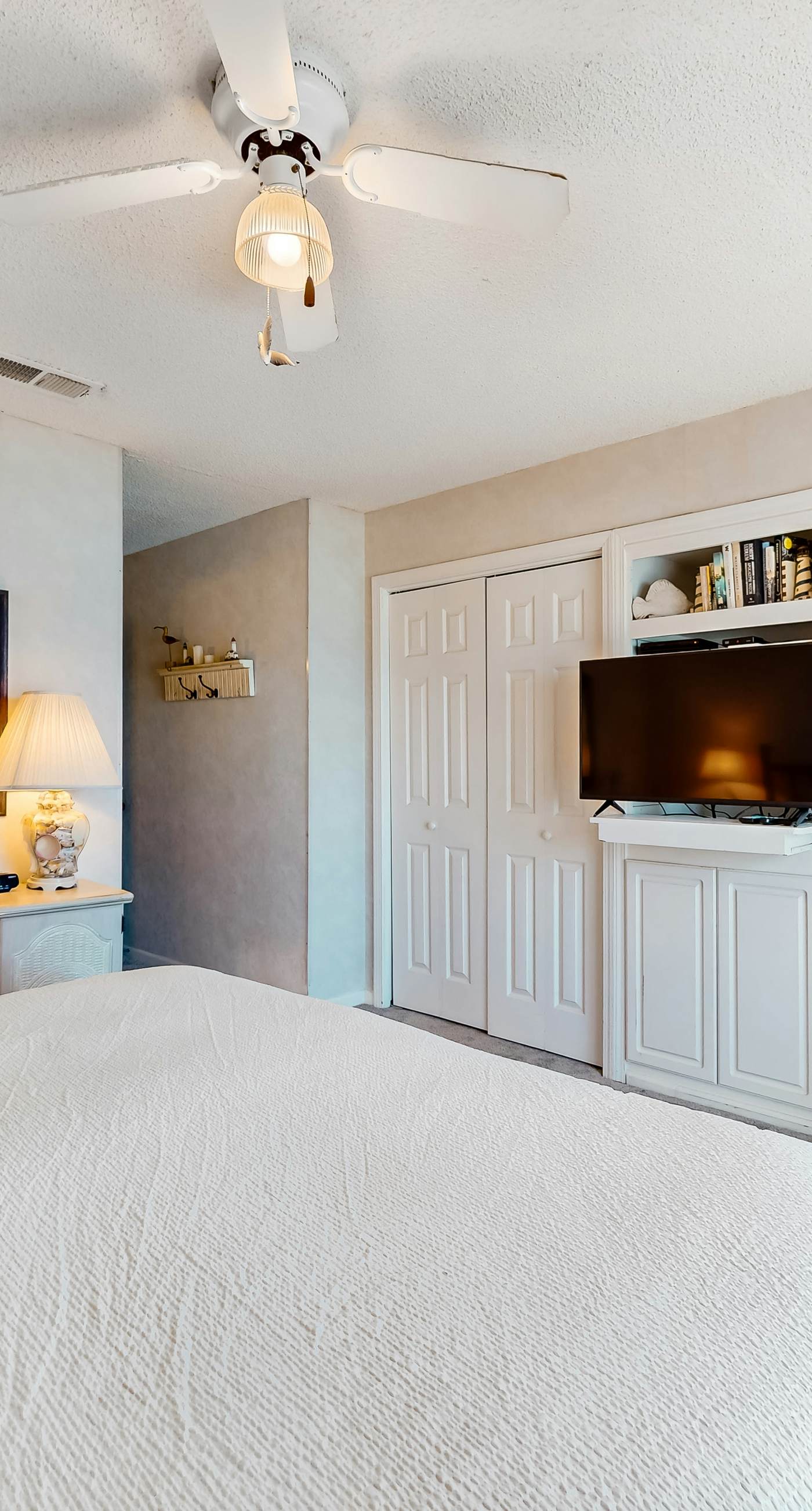 Gulf-facing getaway on the beach w/ balcony view & shared pool