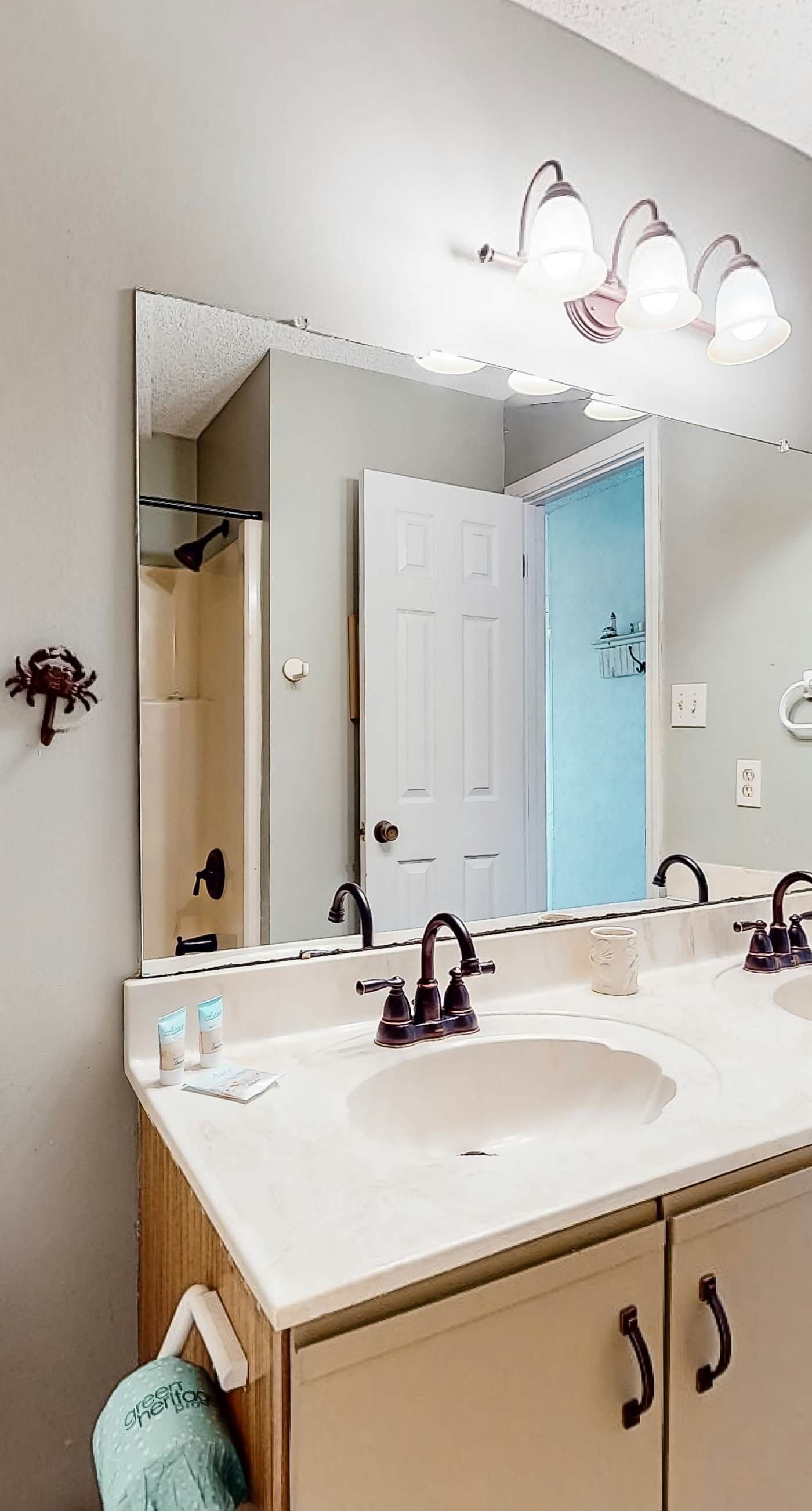 Gulf-facing getaway on the beach w/ balcony view & shared pool