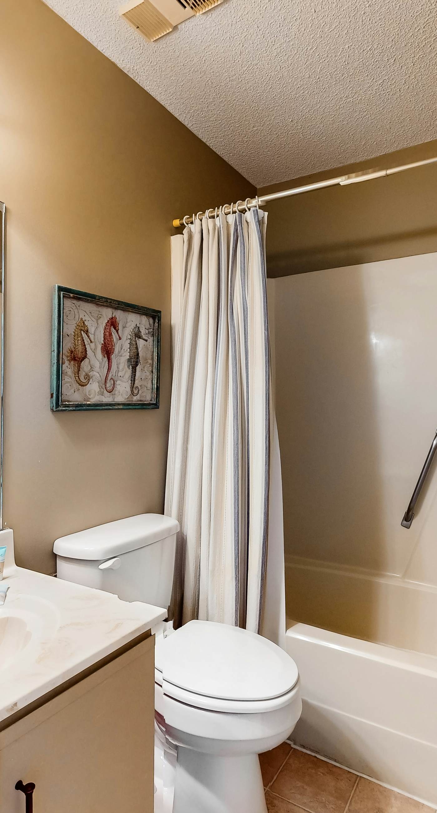 Gulf-facing getaway on the beach w/ balcony view & shared pool