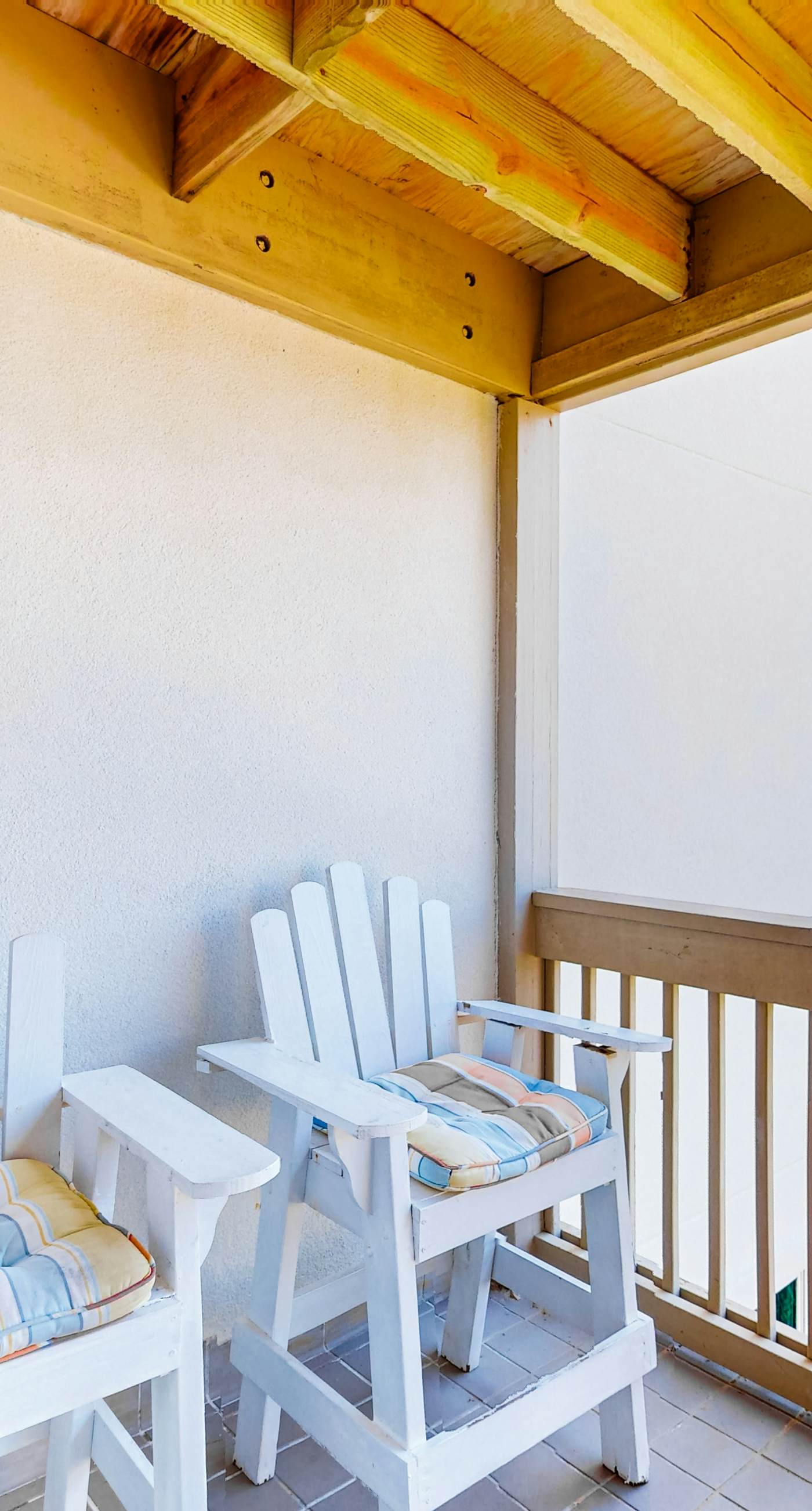 Gulf-facing getaway on the beach w/ balcony view & shared pool