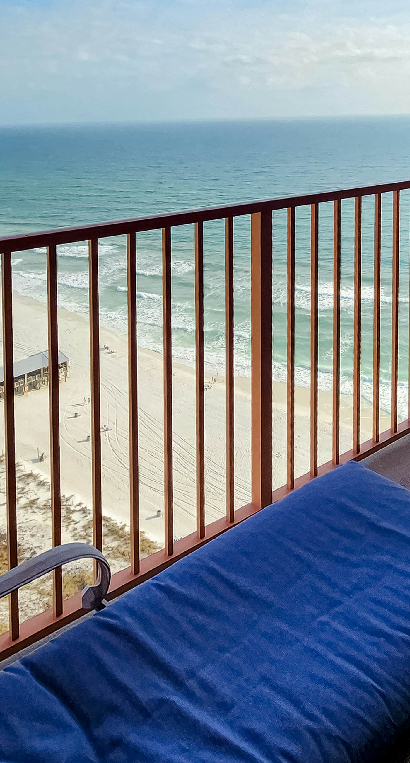 Ocean-view studio with well-equipped kitchen, Washer/Dryer, pool, hot tub, & gym
