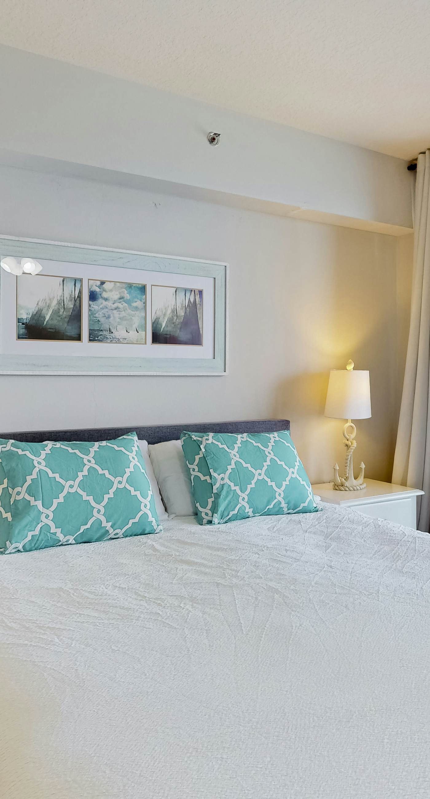 Ocean-view studio with well-equipped kitchen, Washer/Dryer, pool, hot tub, & gym