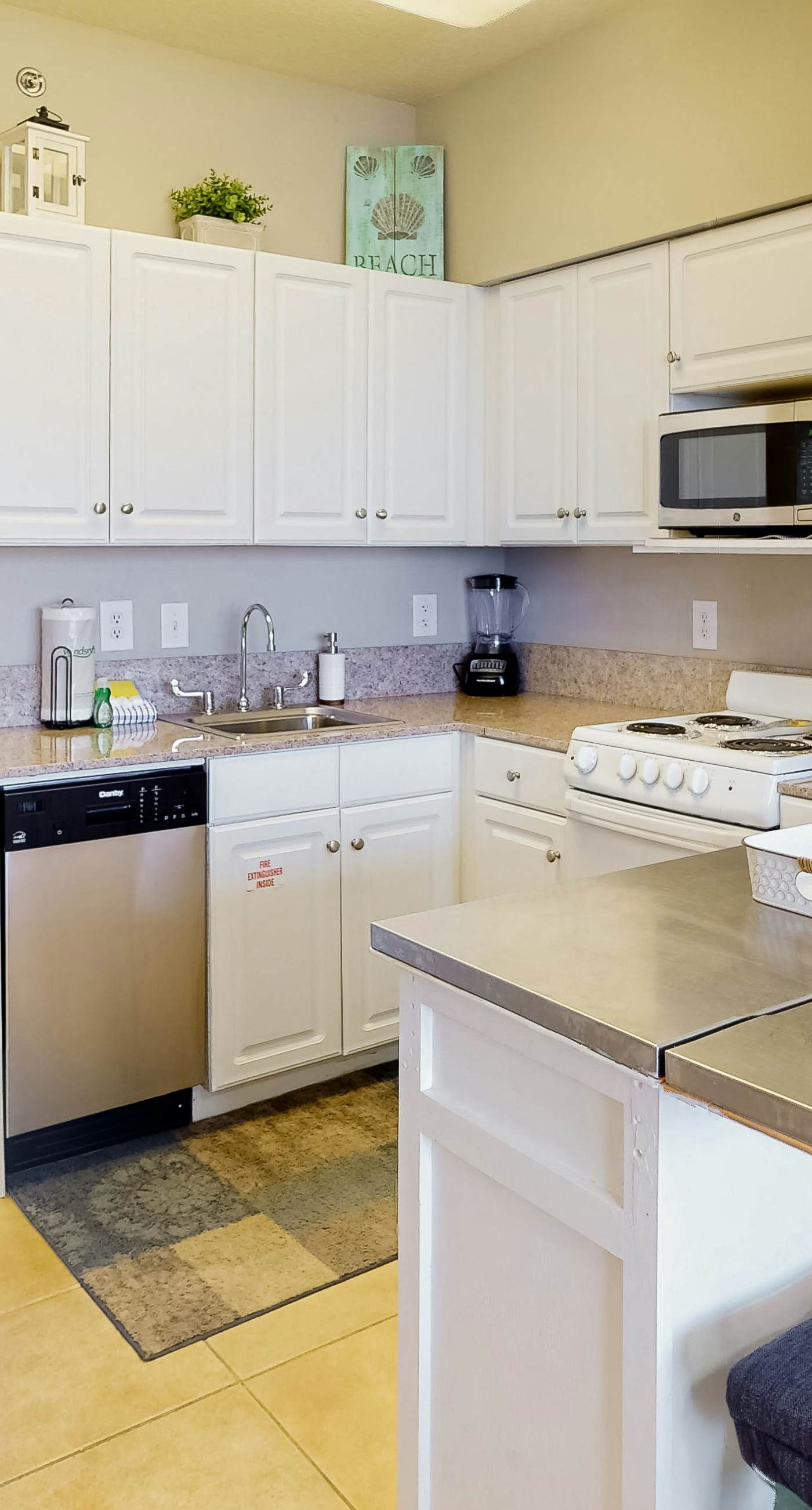 Ocean-view studio with well-equipped kitchen, Washer/Dryer, pool, hot tub, & gym