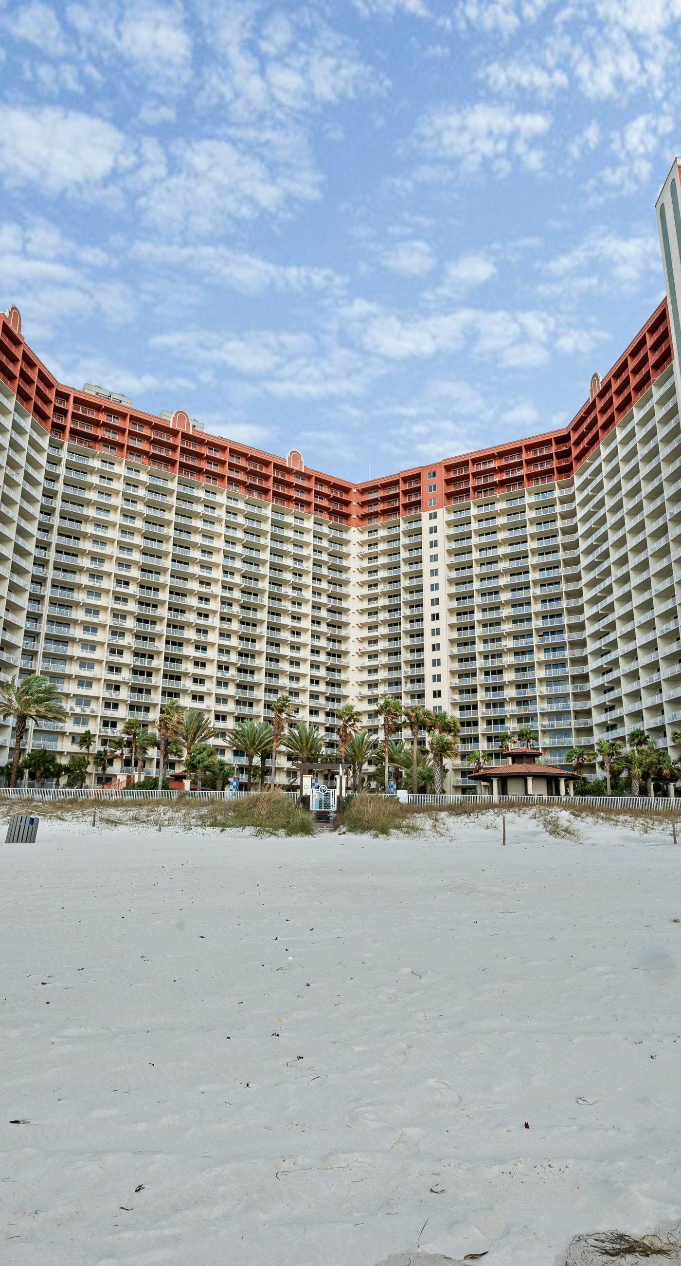 Ocean-view studio with well-equipped kitchen, Washer/Dryer, pool, hot tub, & gym