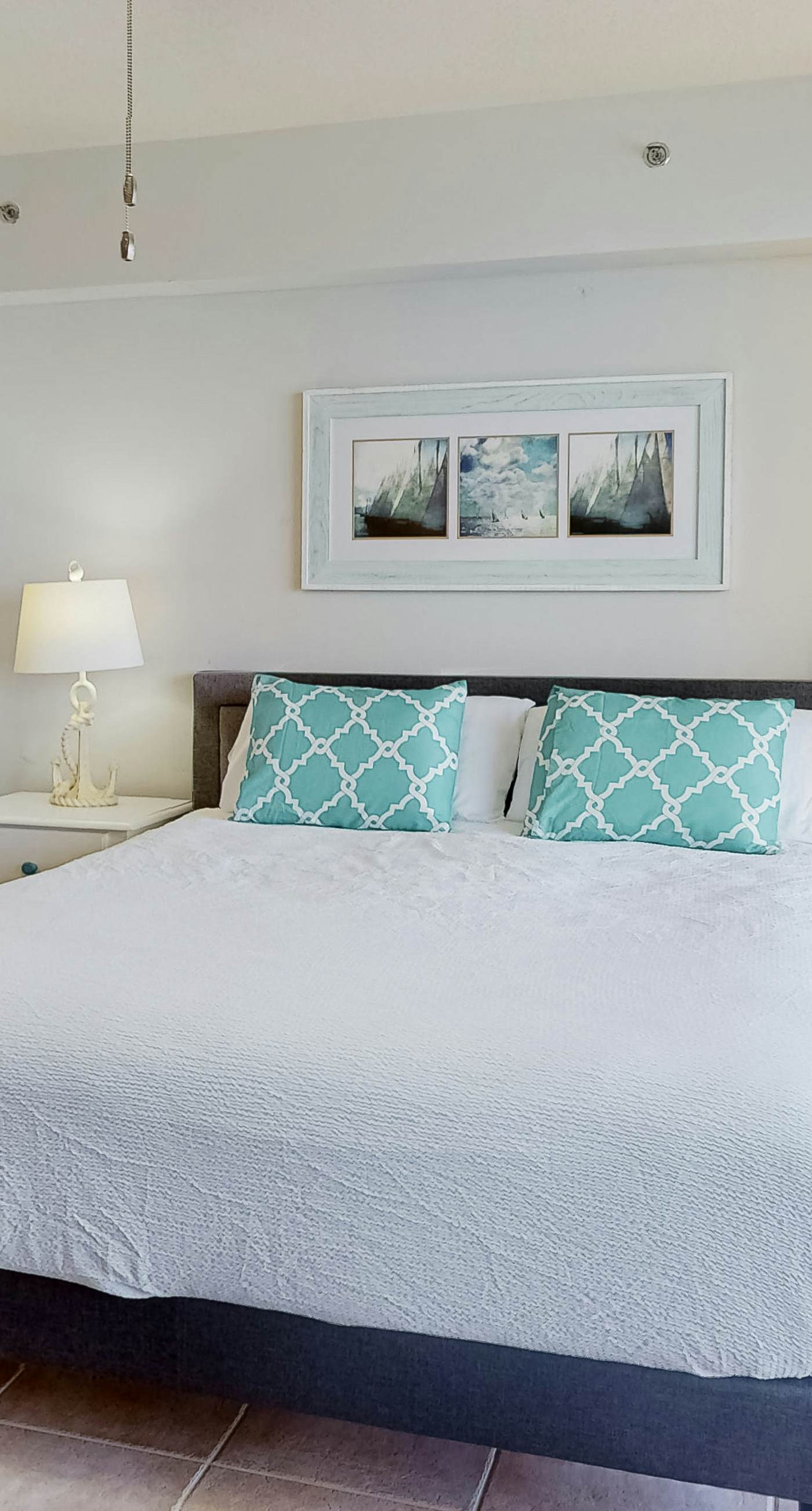 Ocean-view studio with well-equipped kitchen, Washer/Dryer, pool, hot tub, & gym