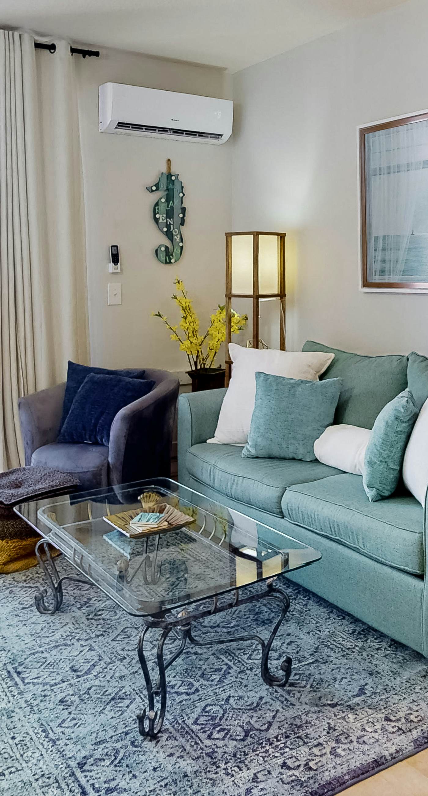 Ocean-view studio with well-equipped kitchen, Washer/Dryer, pool, hot tub, & gym