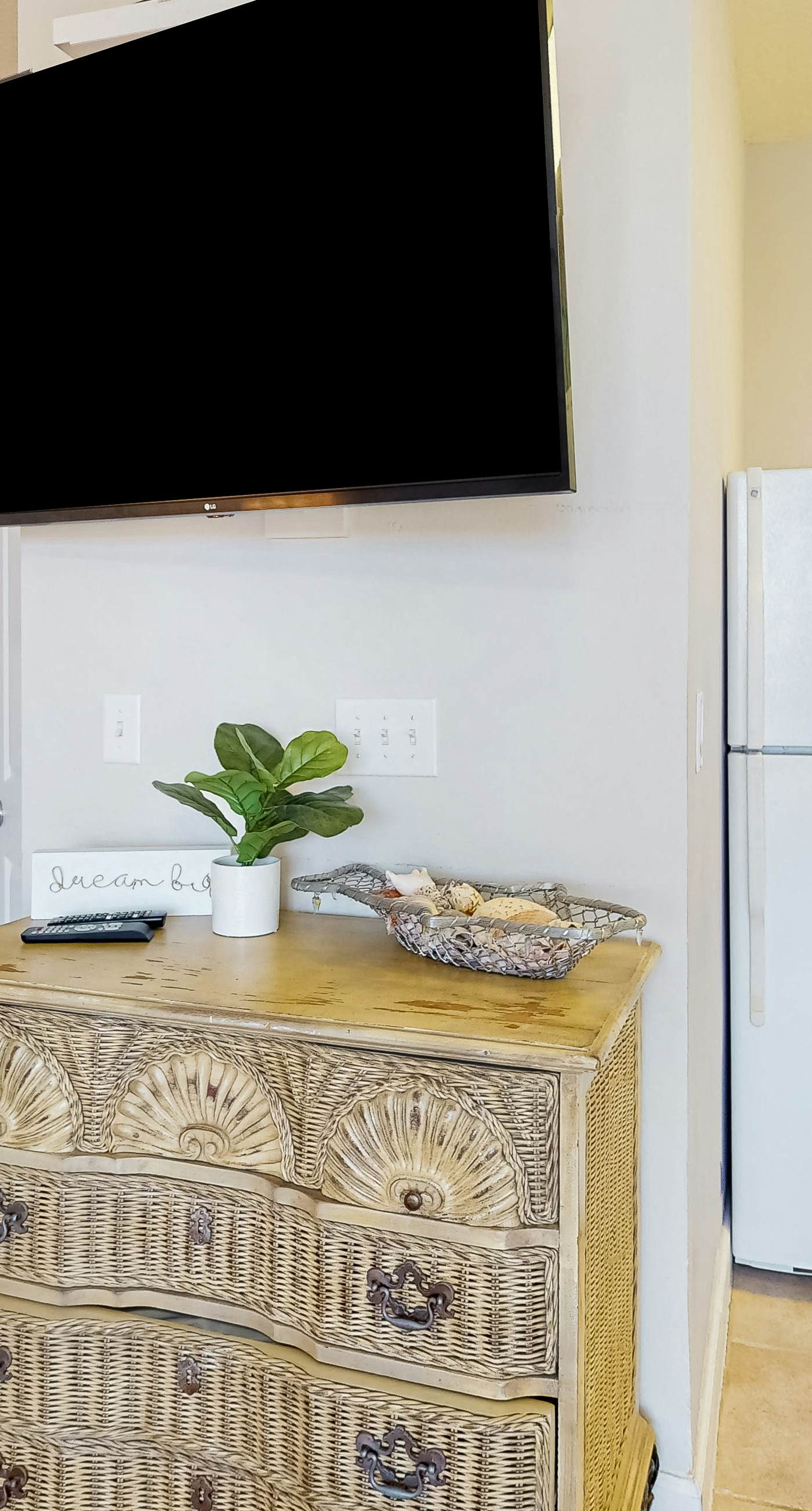 Ocean-view studio with well-equipped kitchen, Washer/Dryer, pool, hot tub, & gym