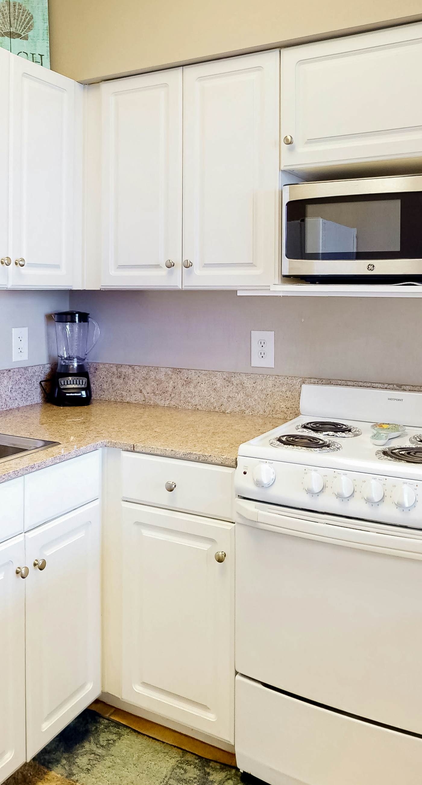 Ocean-view studio with well-equipped kitchen, Washer/Dryer, pool, hot tub, & gym