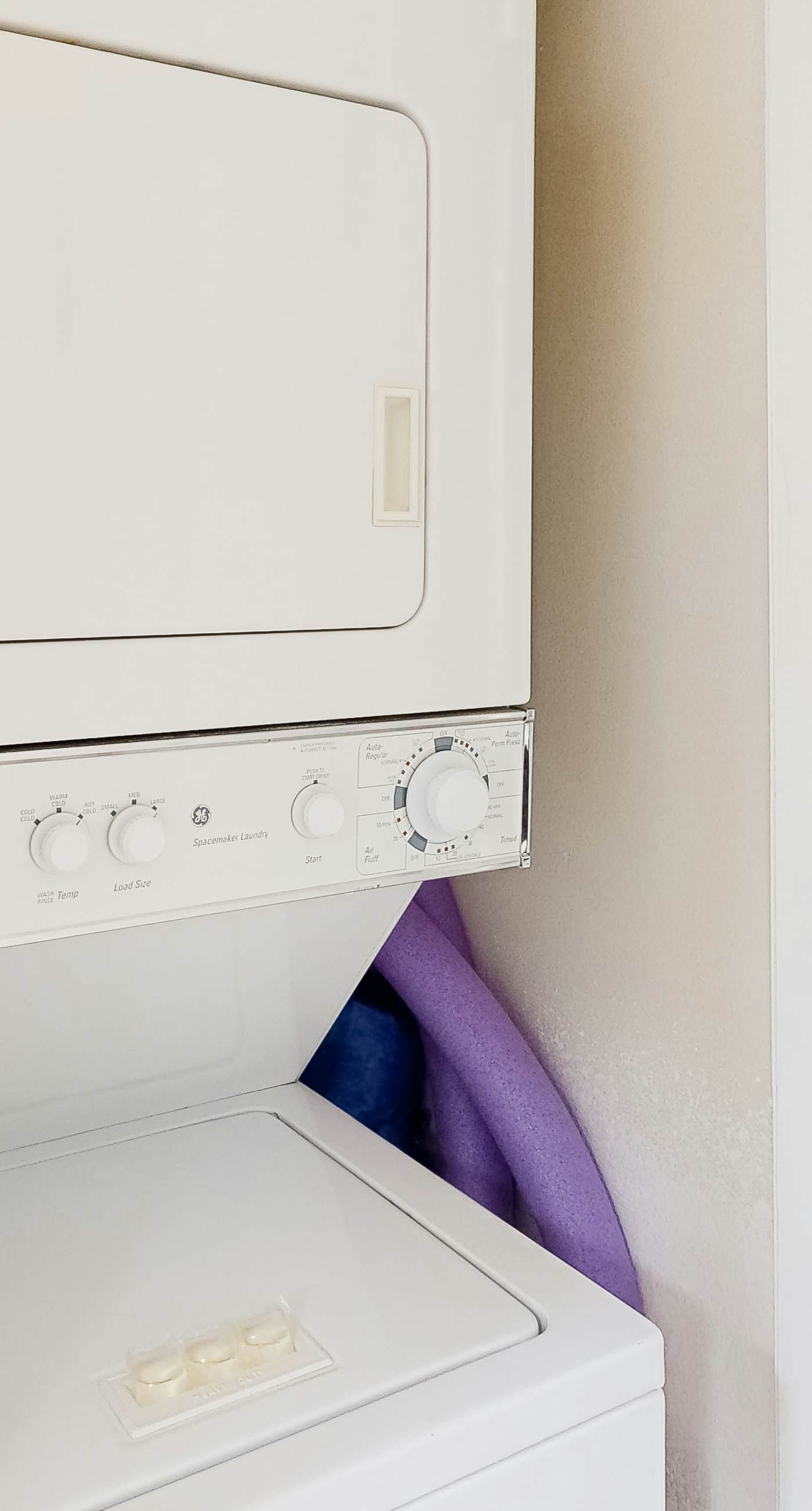 Ocean-view studio with well-equipped kitchen, Washer/Dryer, pool, hot tub, & gym