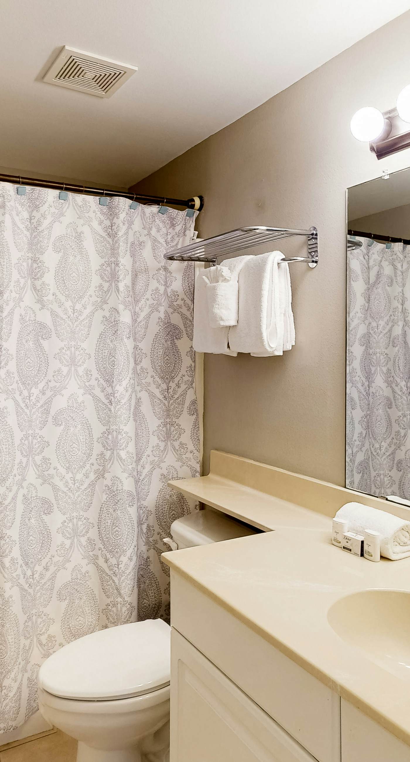 Ocean-view studio with well-equipped kitchen, Washer/Dryer, pool, hot tub, & gym