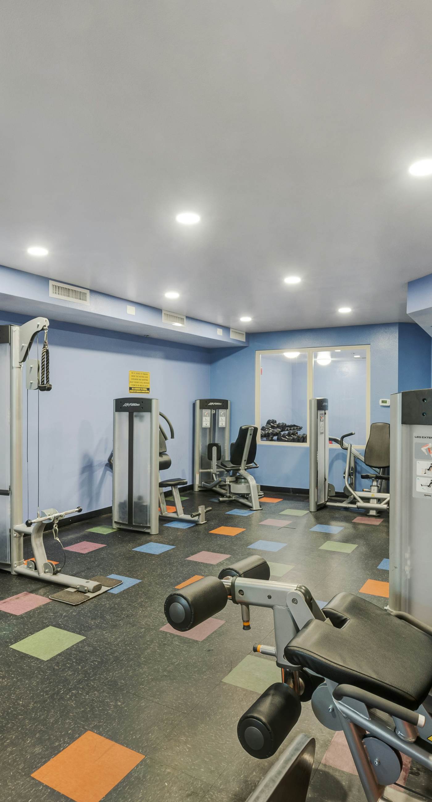 Ocean-view studio with well-equipped kitchen, Washer/Dryer, pool, hot tub, & gym