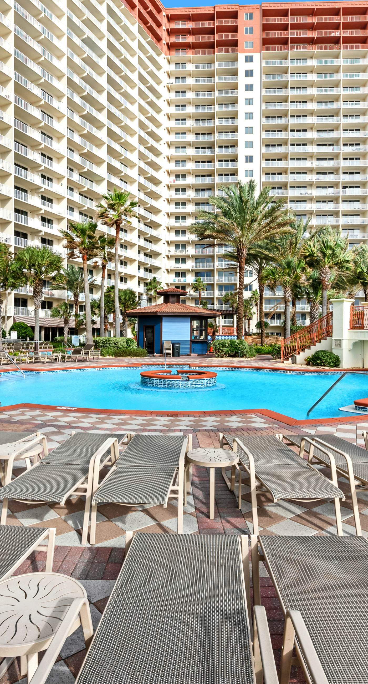 Ocean-view studio with well-equipped kitchen, Washer/Dryer, pool, hot tub, & gym