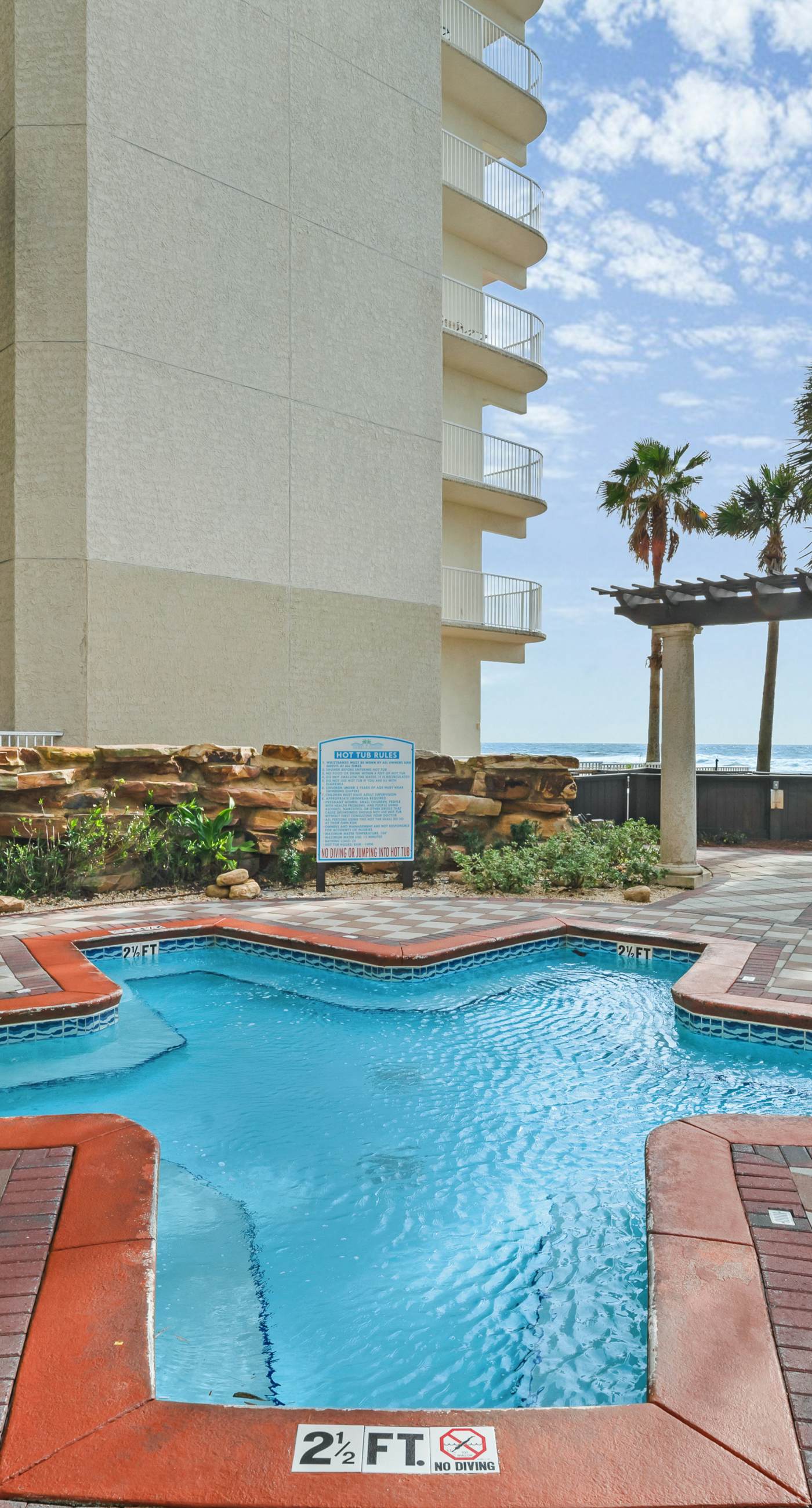 Ocean-view studio with well-equipped kitchen, Washer/Dryer, pool, hot tub, & gym
