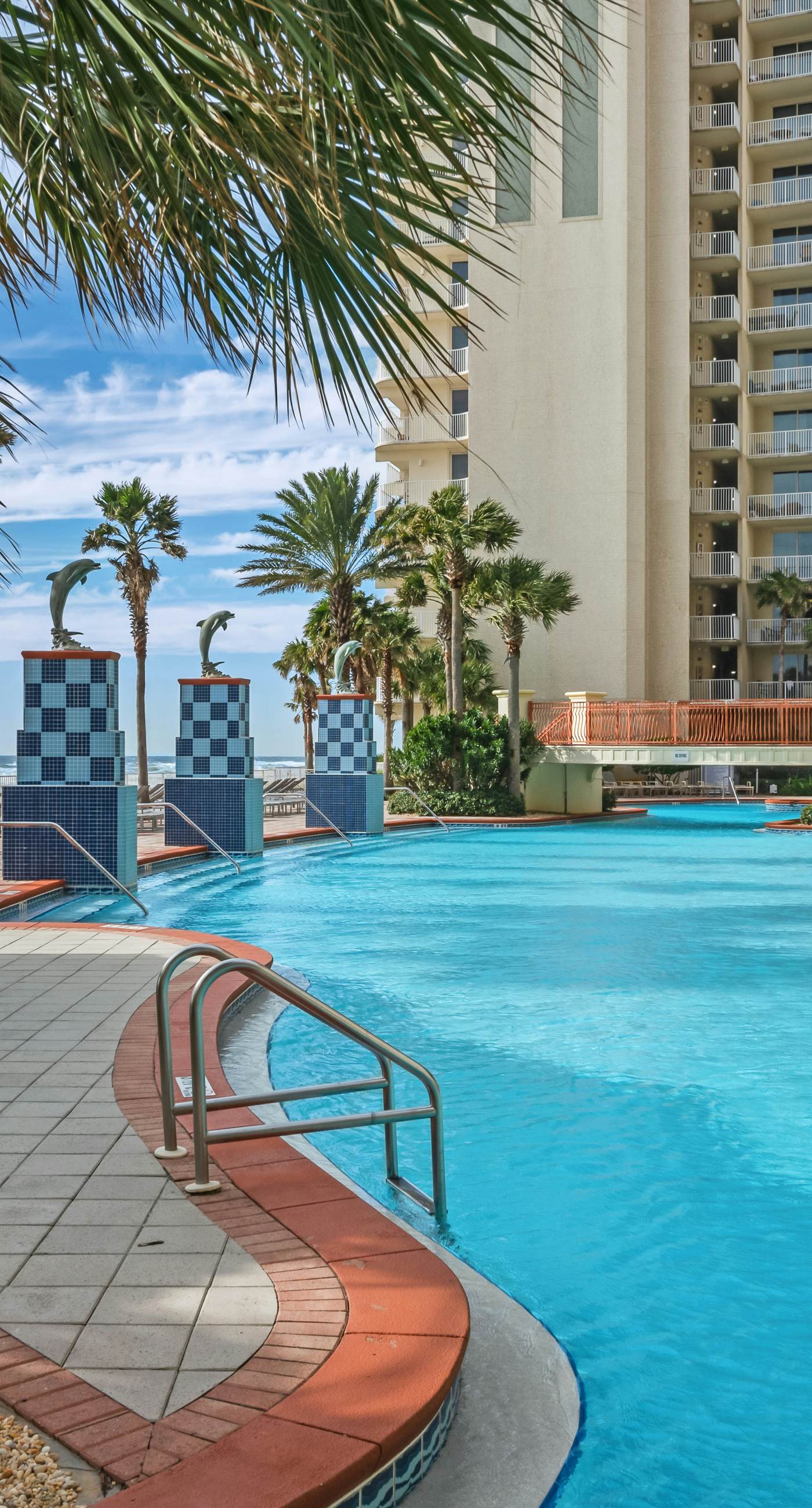 Ocean-view studio with well-equipped kitchen, Washer/Dryer, pool, hot tub, & gym