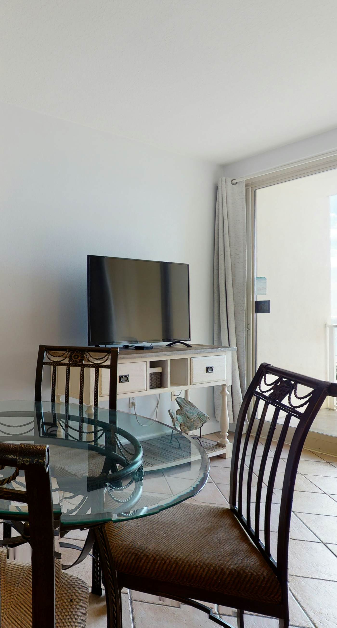 Sunny condo with Gulf views & pool & hot tub - great location near beach