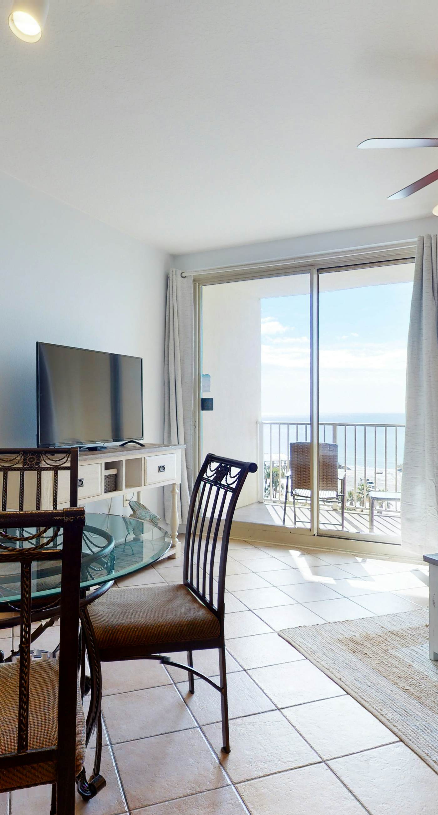 Sunny condo with Gulf views & pool & hot tub - great location near beach