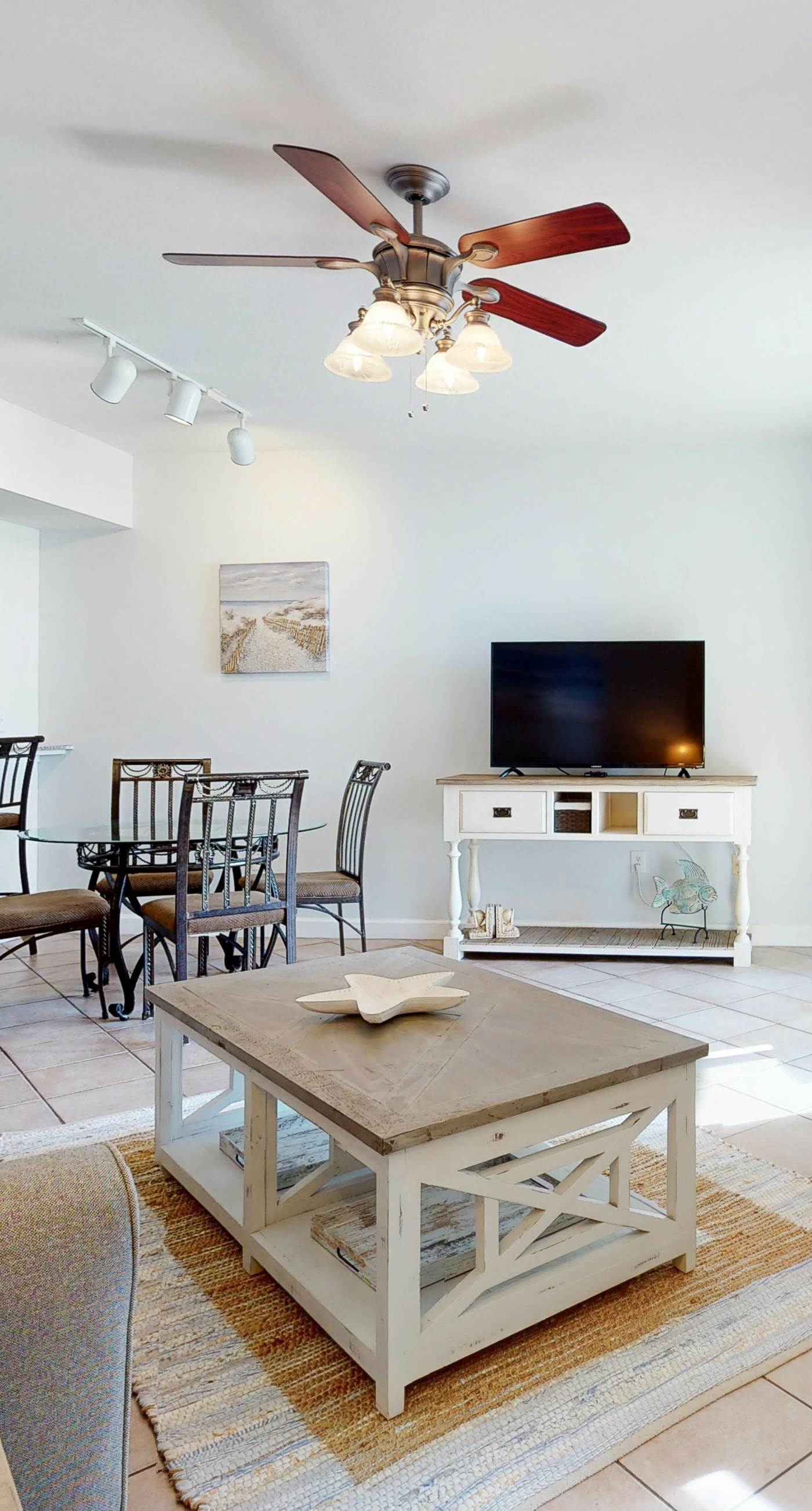 Sunny condo with Gulf views & pool & hot tub - great location near beach