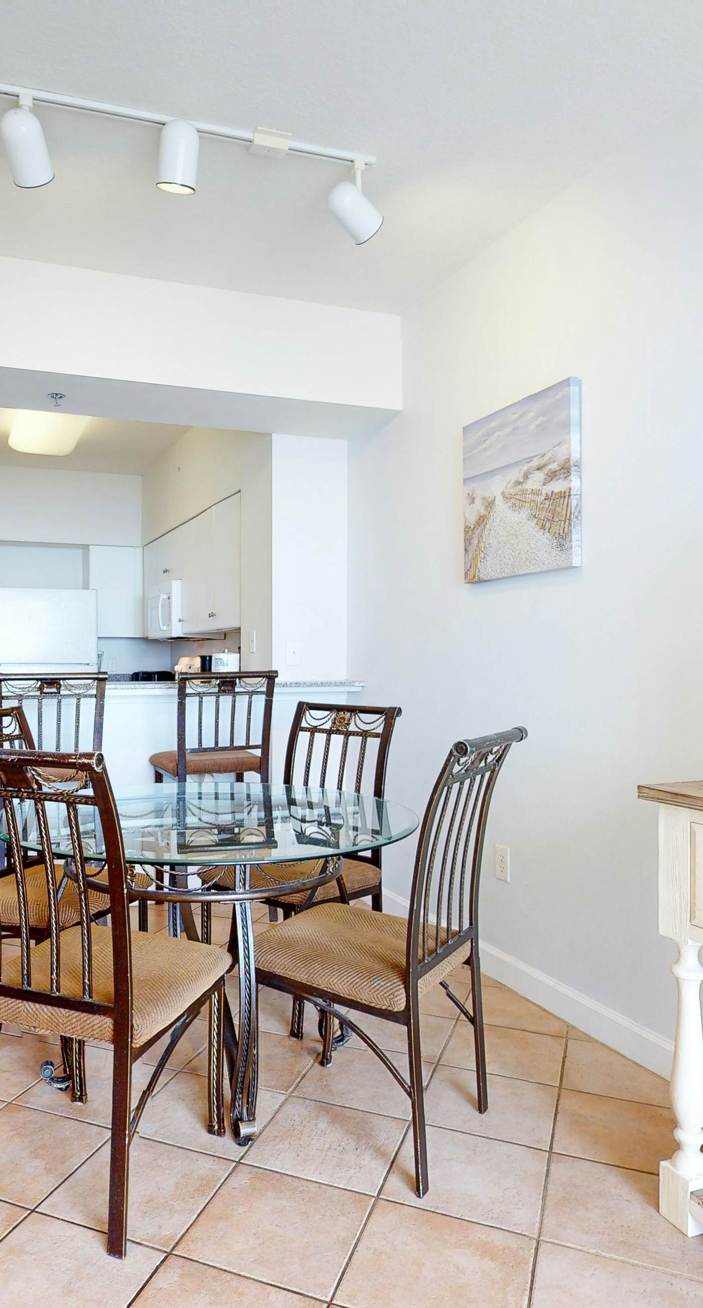 Sunny condo with Gulf views & pool & hot tub - great location near beach