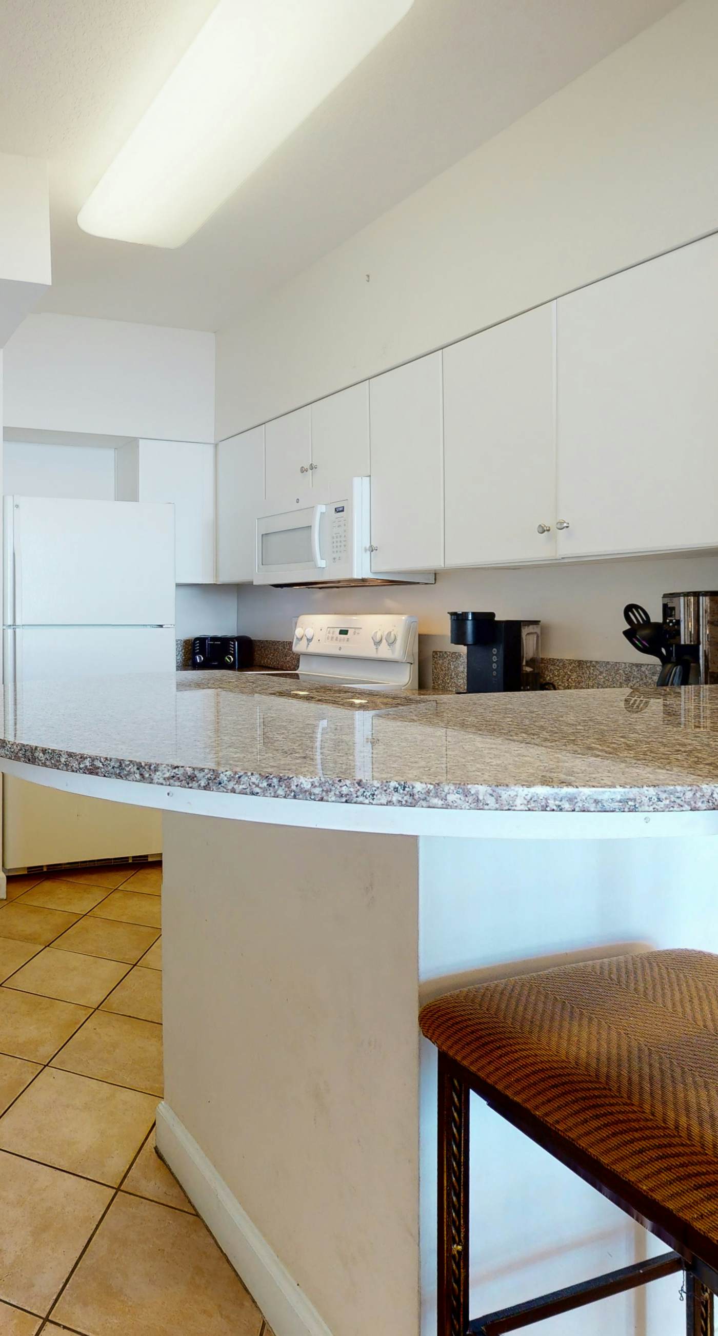 Sunny condo with Gulf views & pool & hot tub - great location near beach