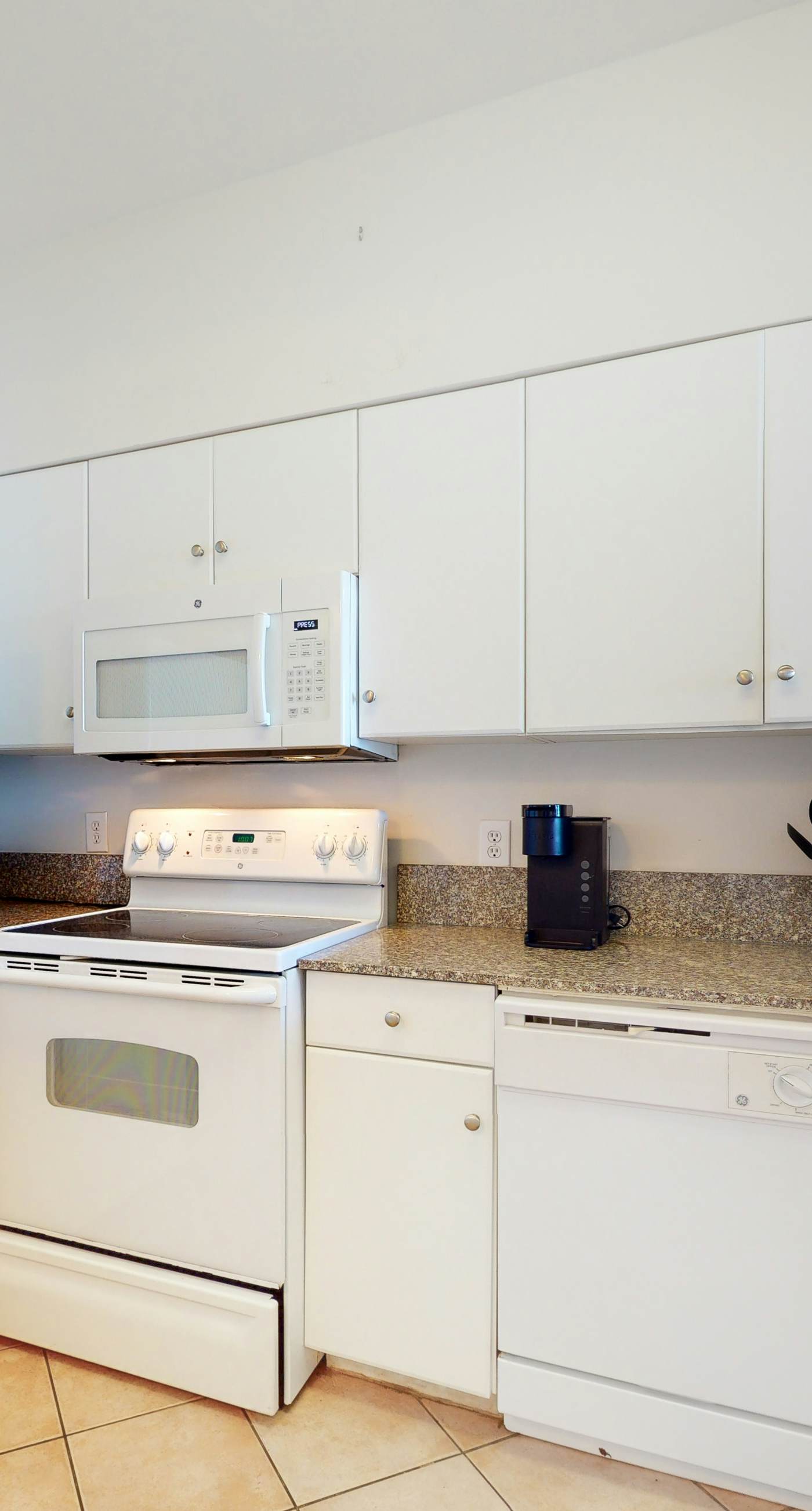 Sunny condo with Gulf views & pool & hot tub - great location near beach