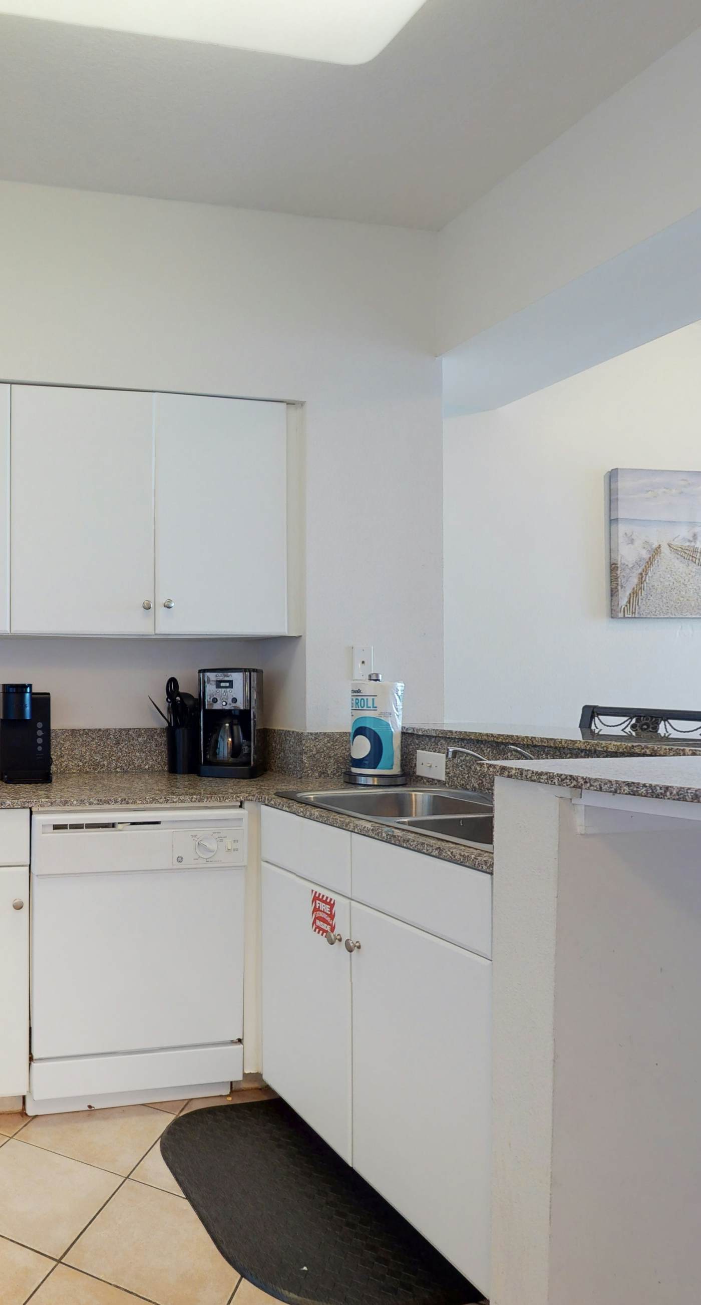 Sunny condo with Gulf views & pool & hot tub - great location near beach