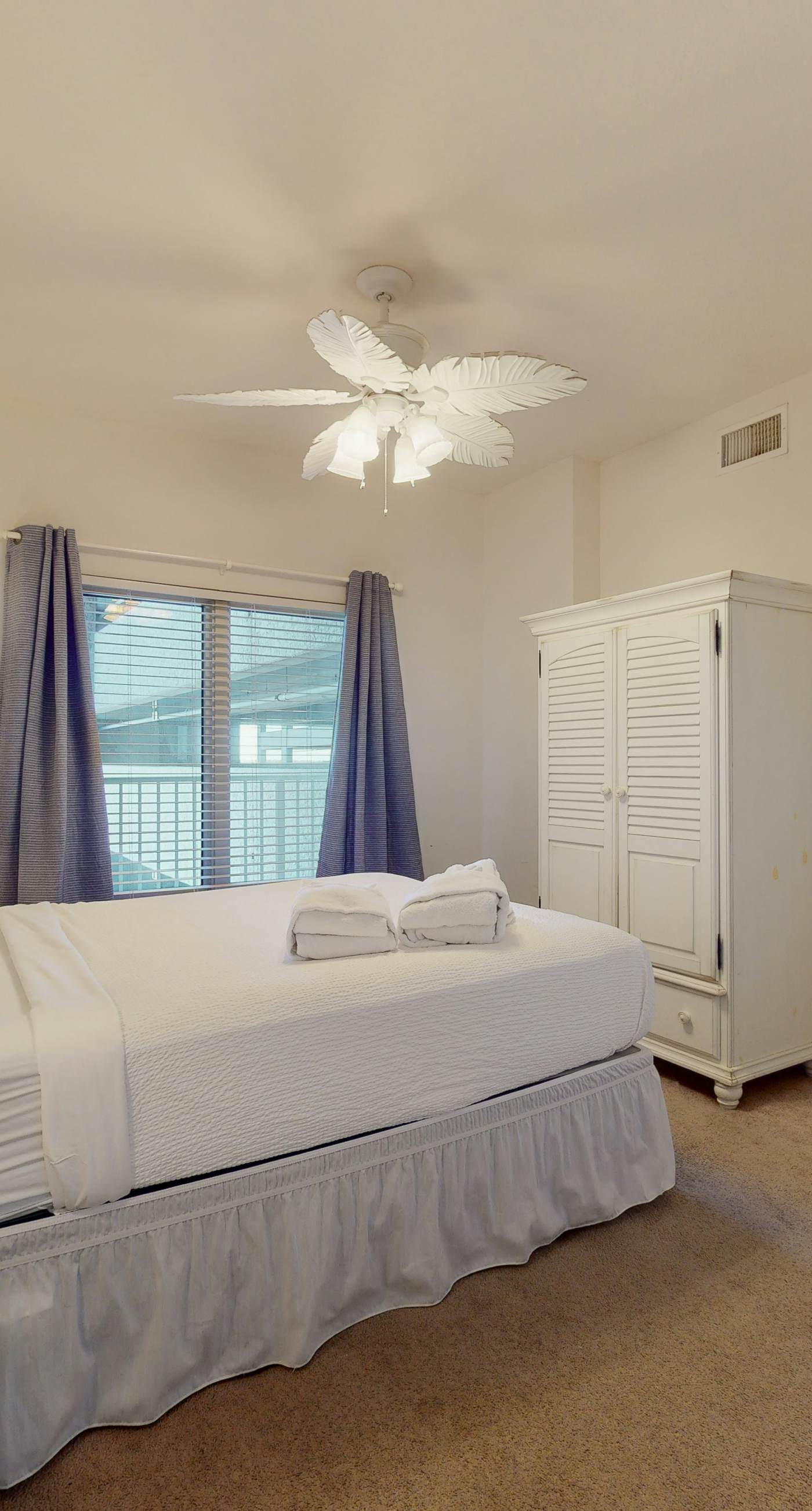 Sunny condo with Gulf views & pool & hot tub - great location near beach