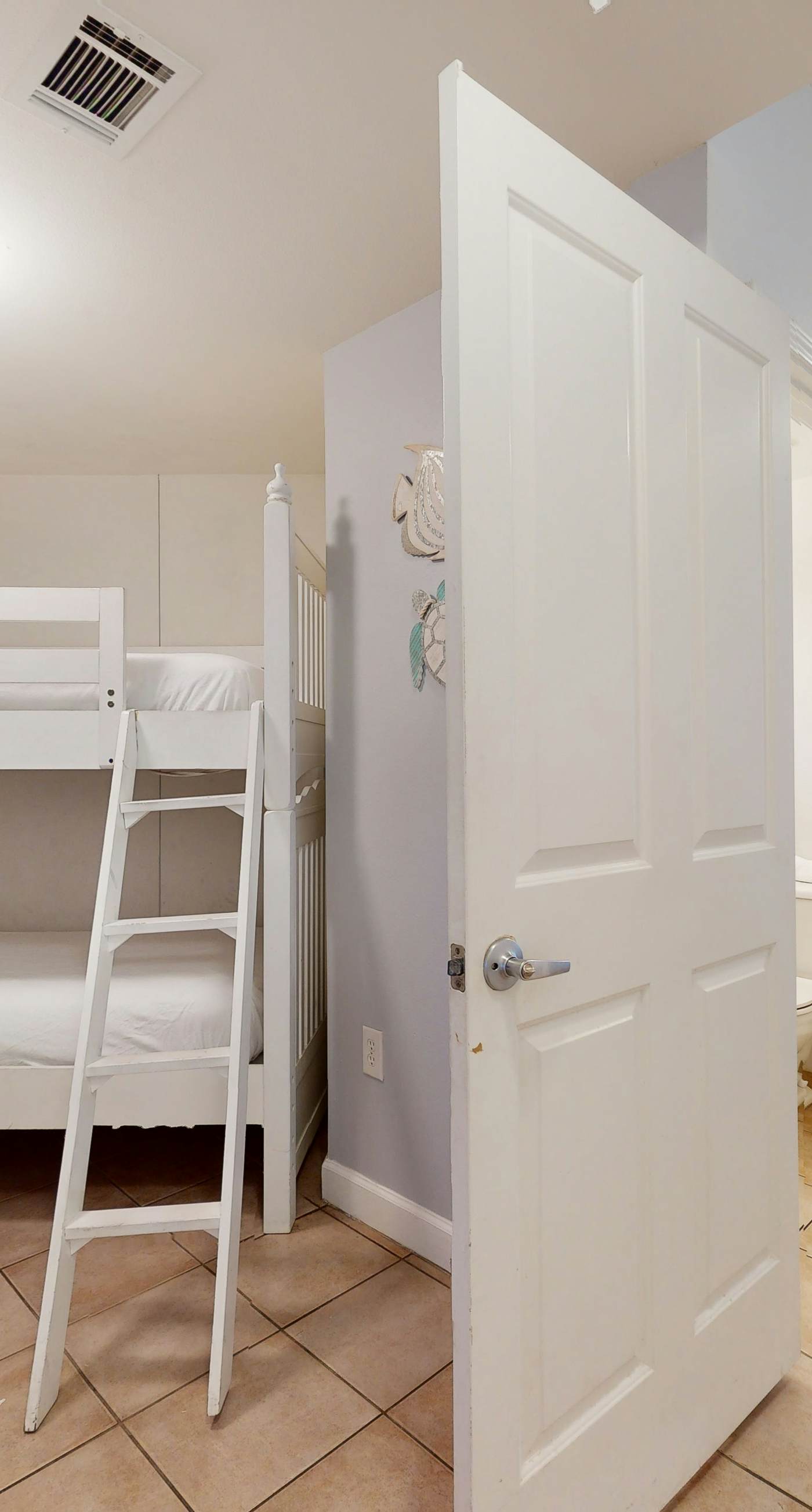 Sunny condo with Gulf views & pool & hot tub - great location near beach